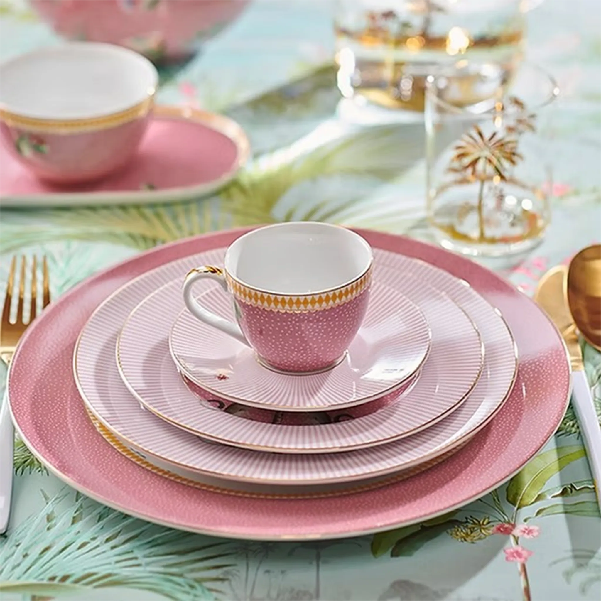 Mesa posta com a coleção Majorelle da marca Pip Studio.