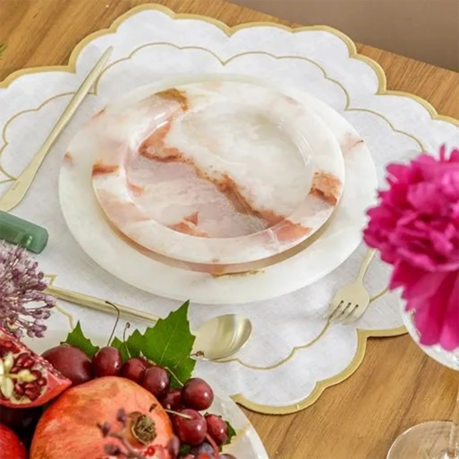 Prato Raso Ônix ambientado em mesa.