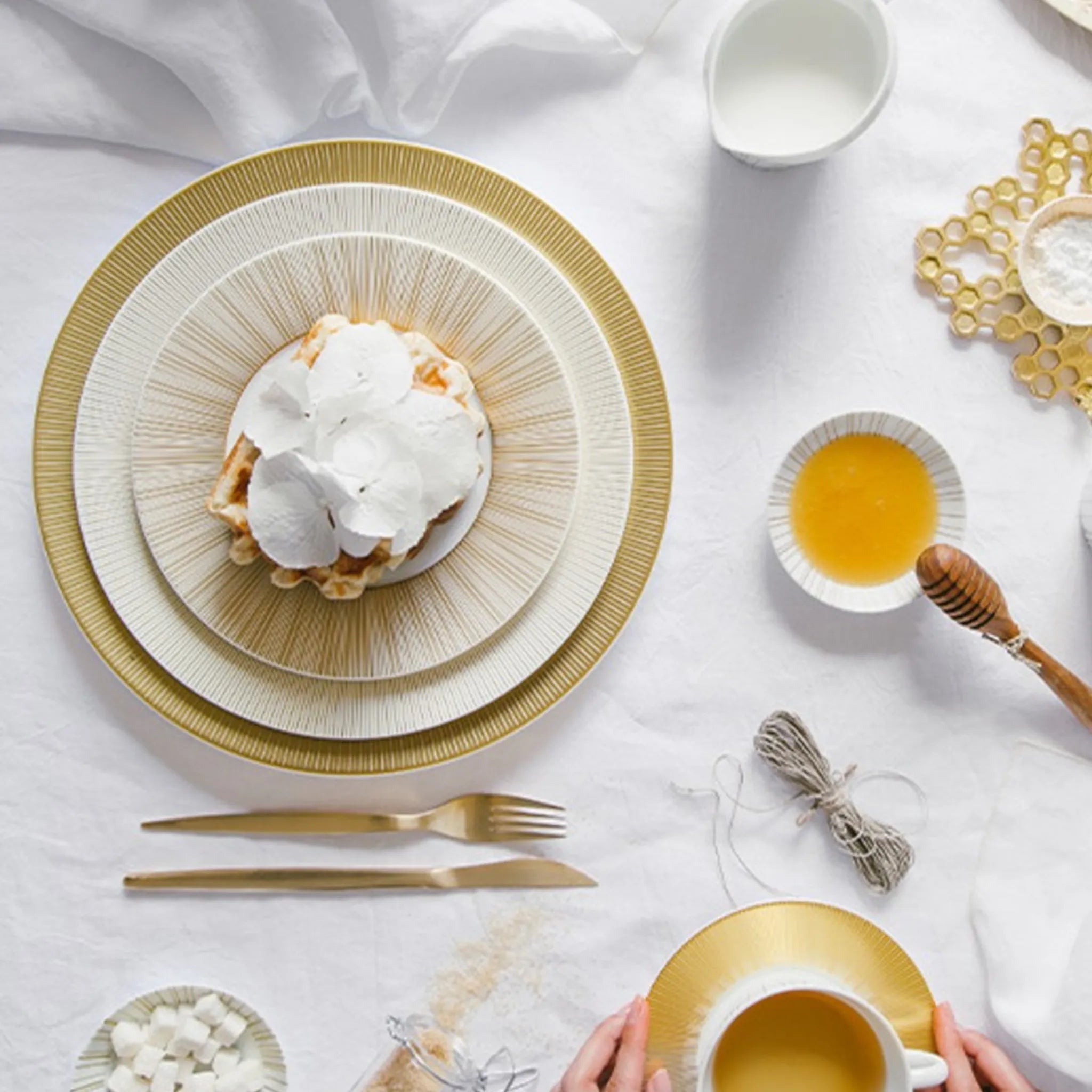 Coleção sol ambientada em mesa sobre toalha branca.