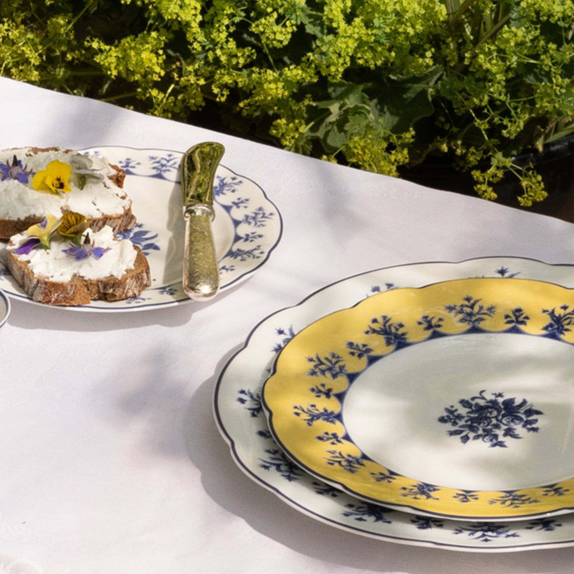 Prato Sobremesa Chateaubriand Amarelo ambientado em mesa na rua.