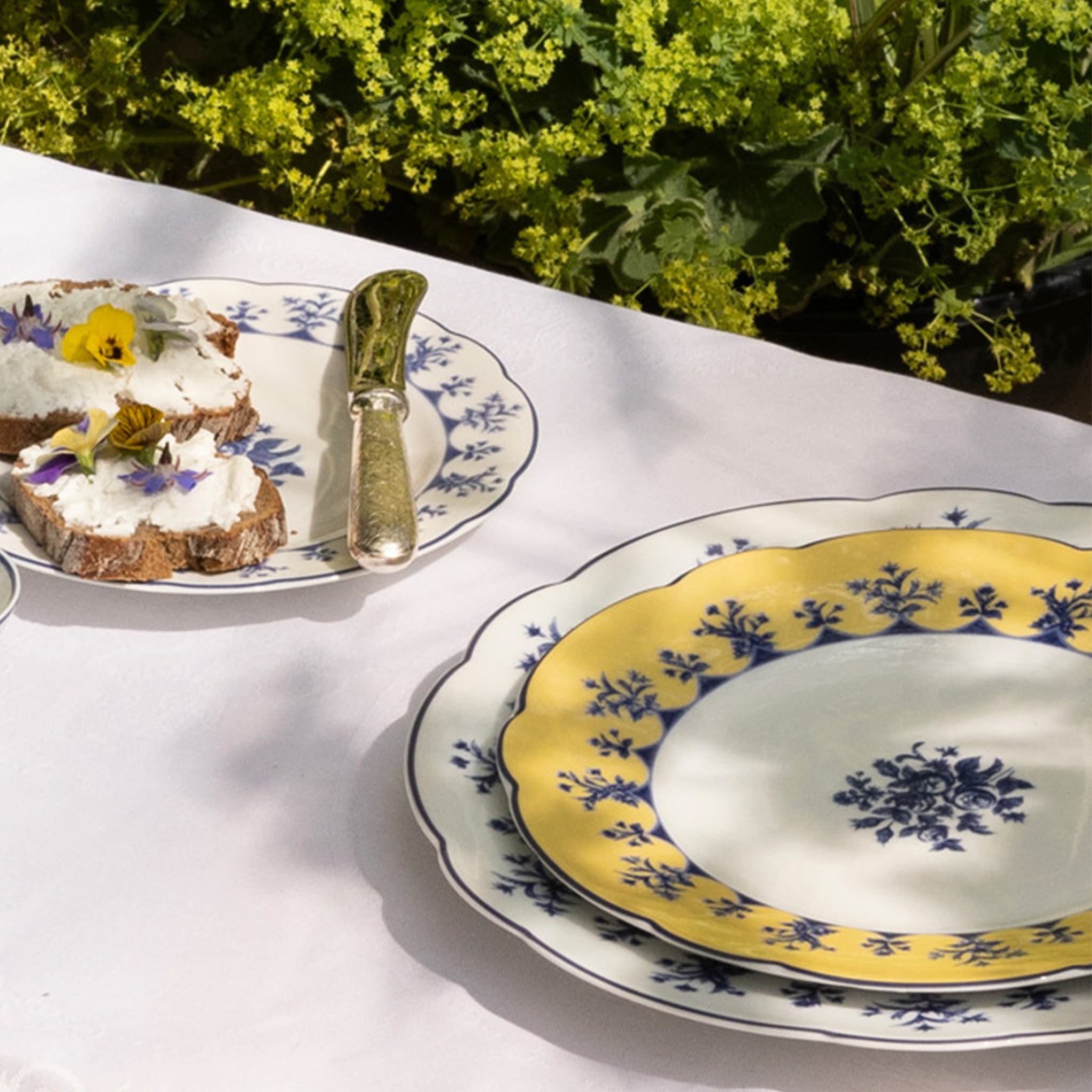 Prato Sobremesa Chateaubriand Amarelo ambientado em mesa na rua.