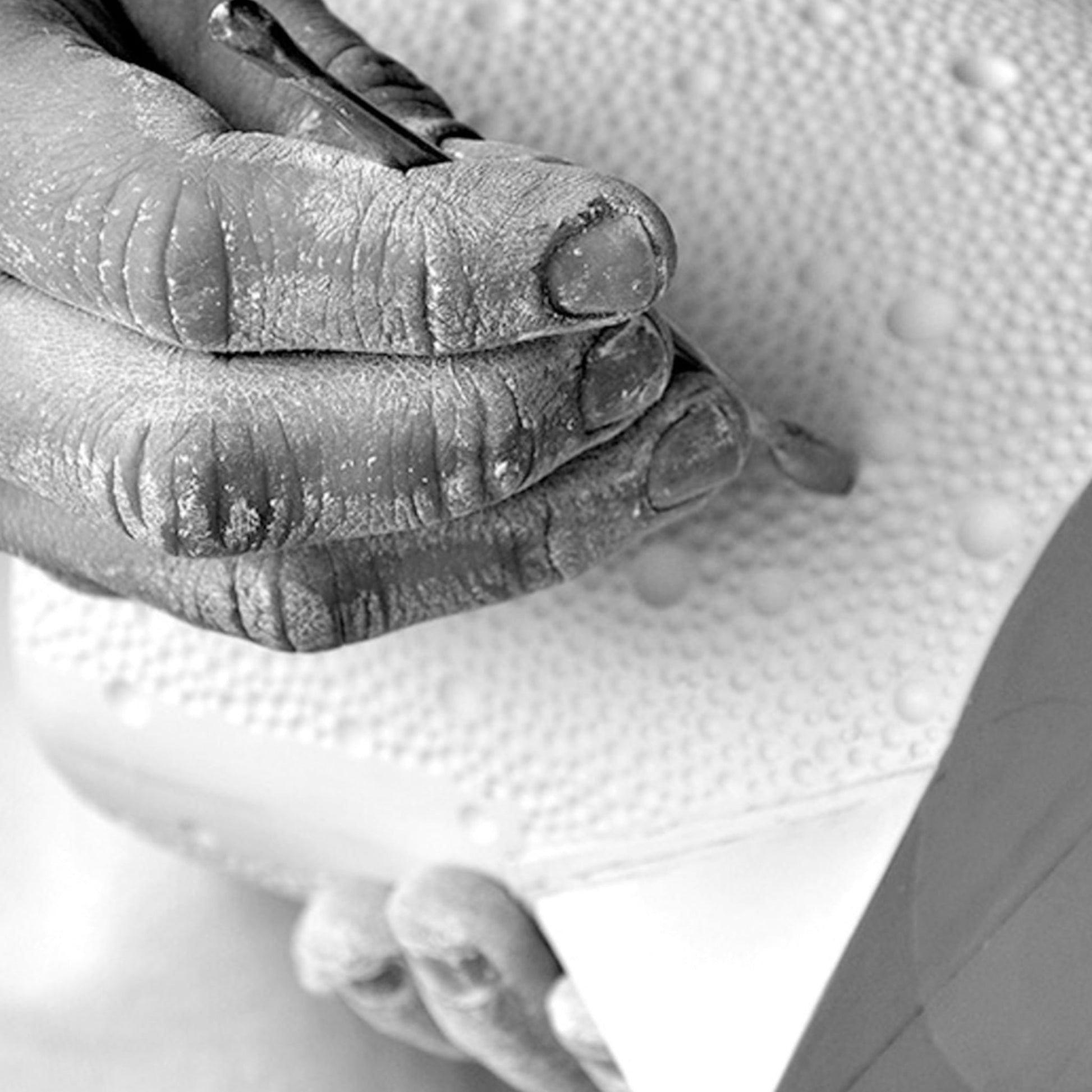 Artesão produzindo uma peça da coleção Ecume.