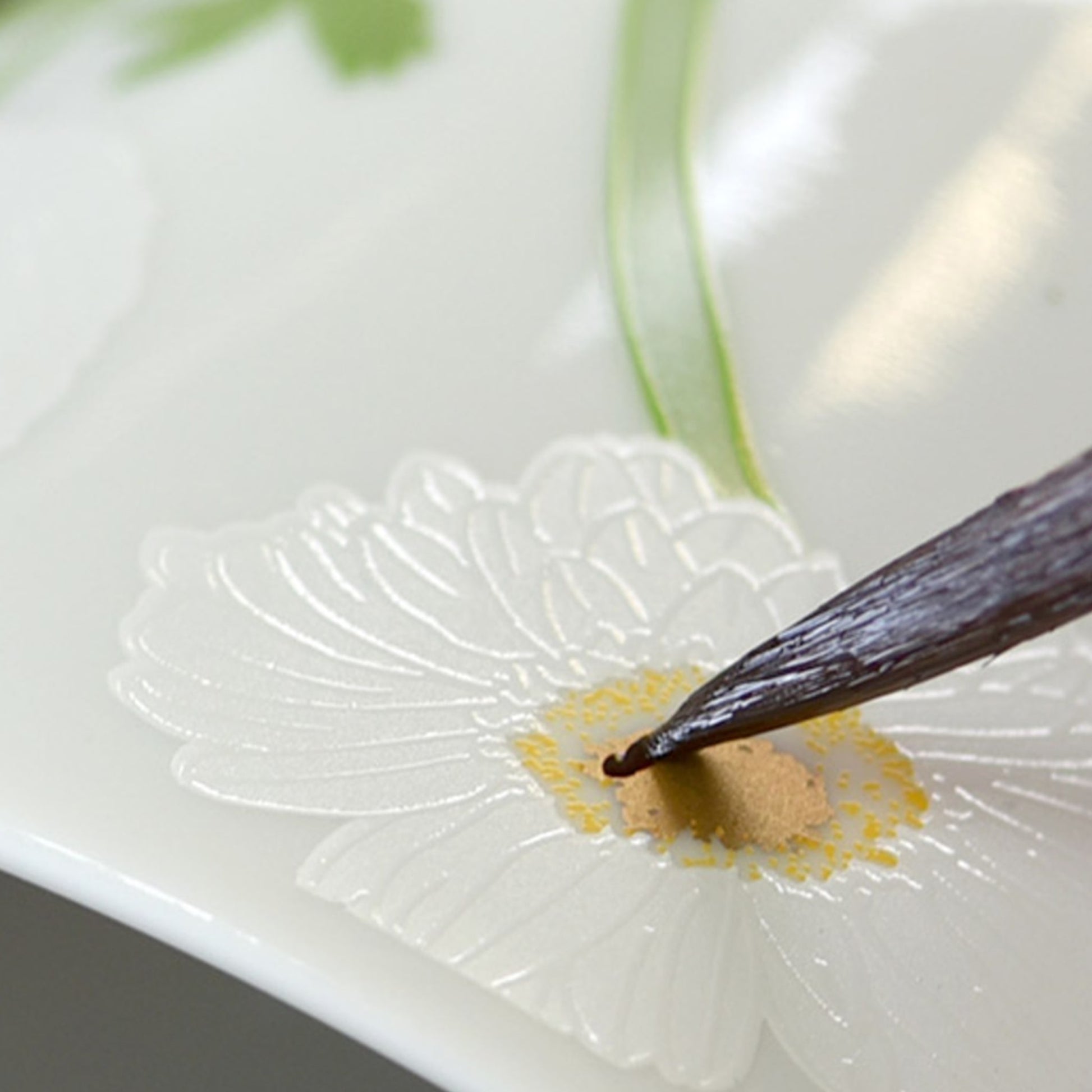 Prato Sobremesa Praiana sendo pintado.