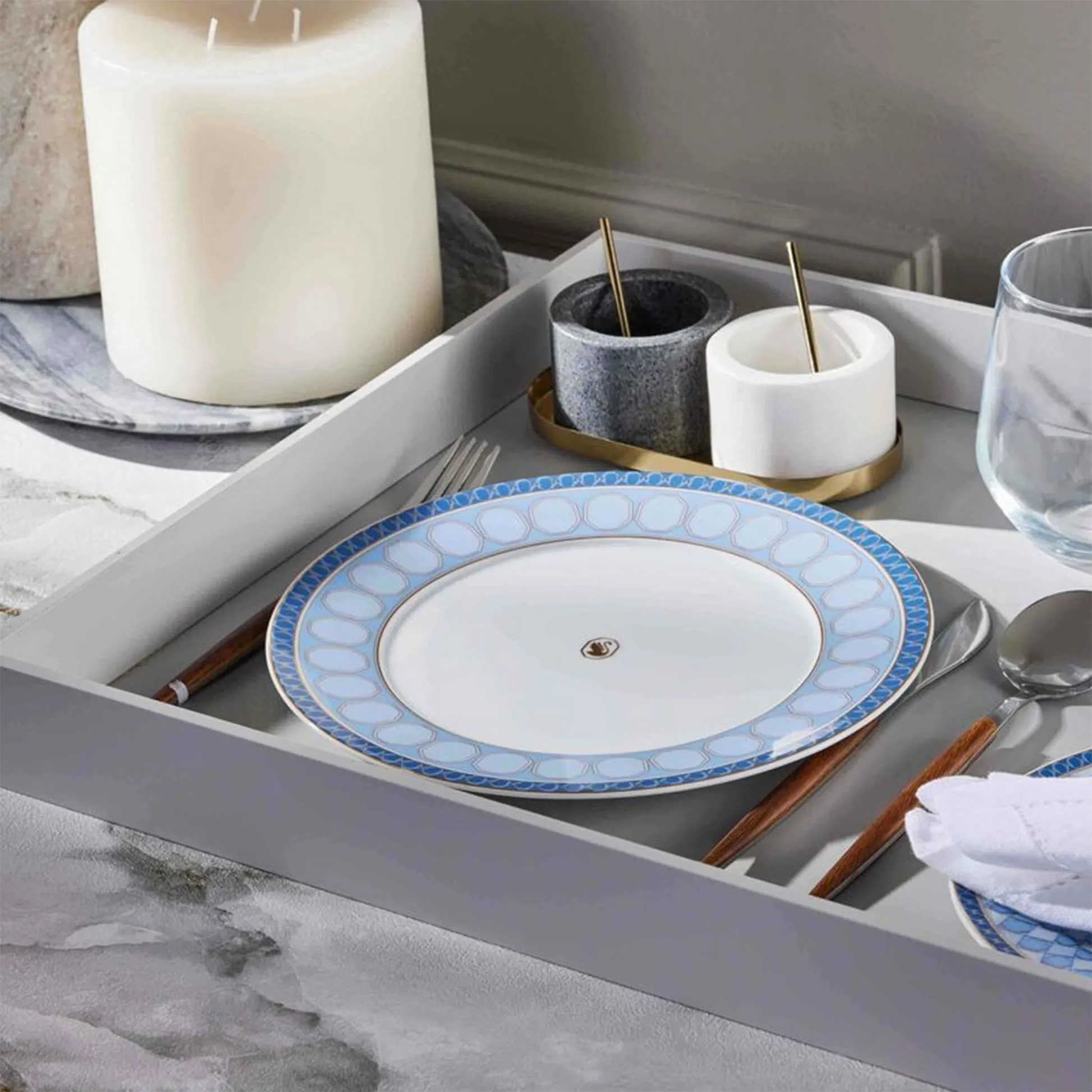 Prato Sobremesa Swarovski Azul ambientado em bandeja de servir café da manhã, com outros utensílios ao redor.