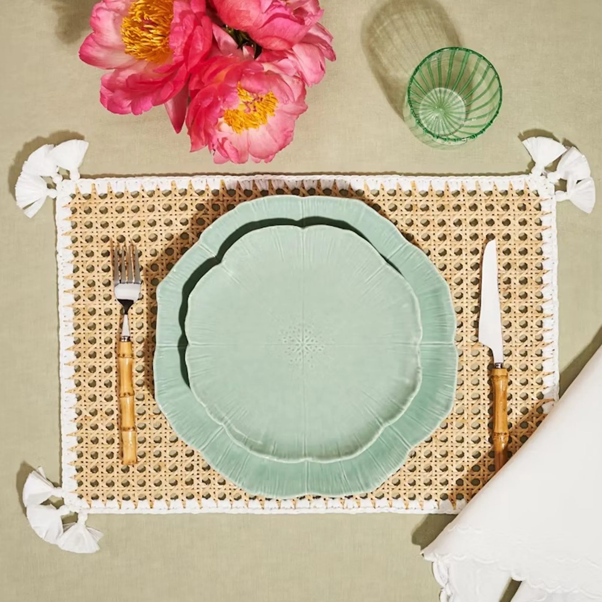 Set 2 Pratos Sobremesas Blossom Verde Aquazzura em mesa posta, com flores rosas ao lado e utensílios de jantar.