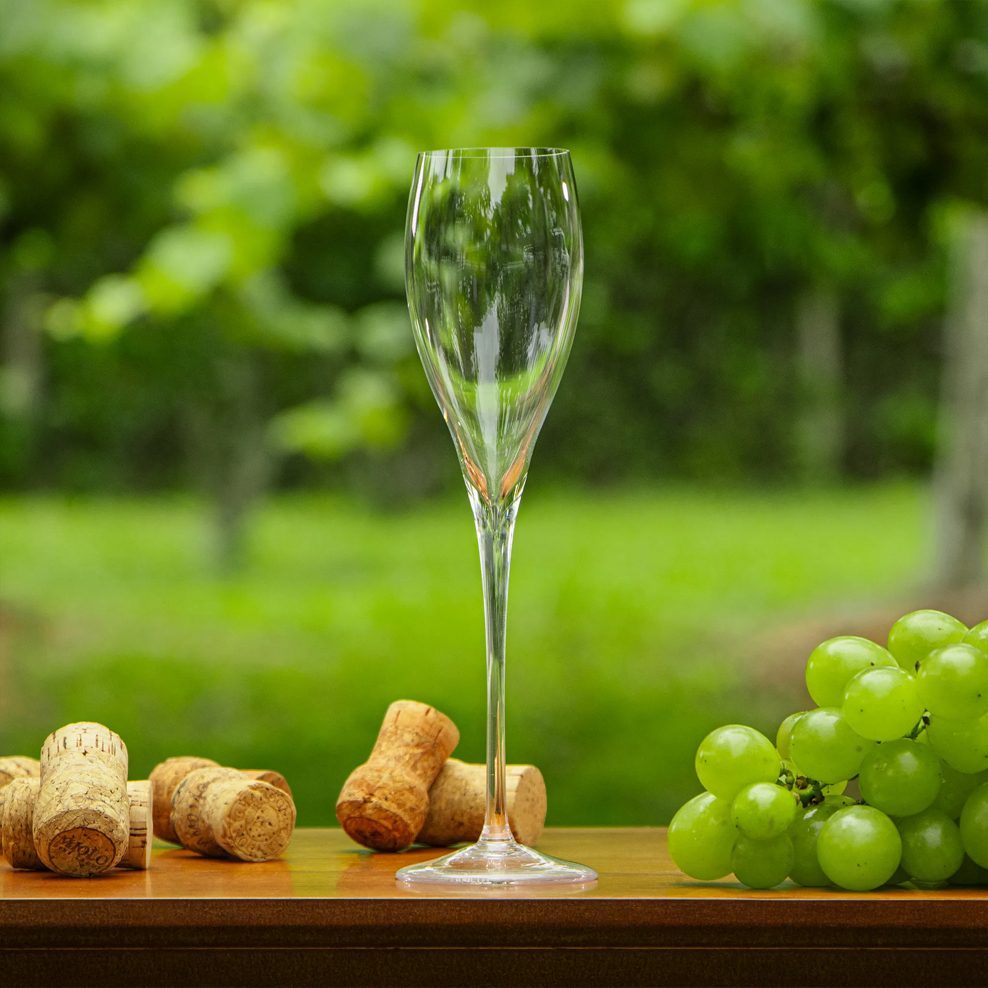 Taças Espumante Brasileiro ambientada em mesa de madeira na rua.