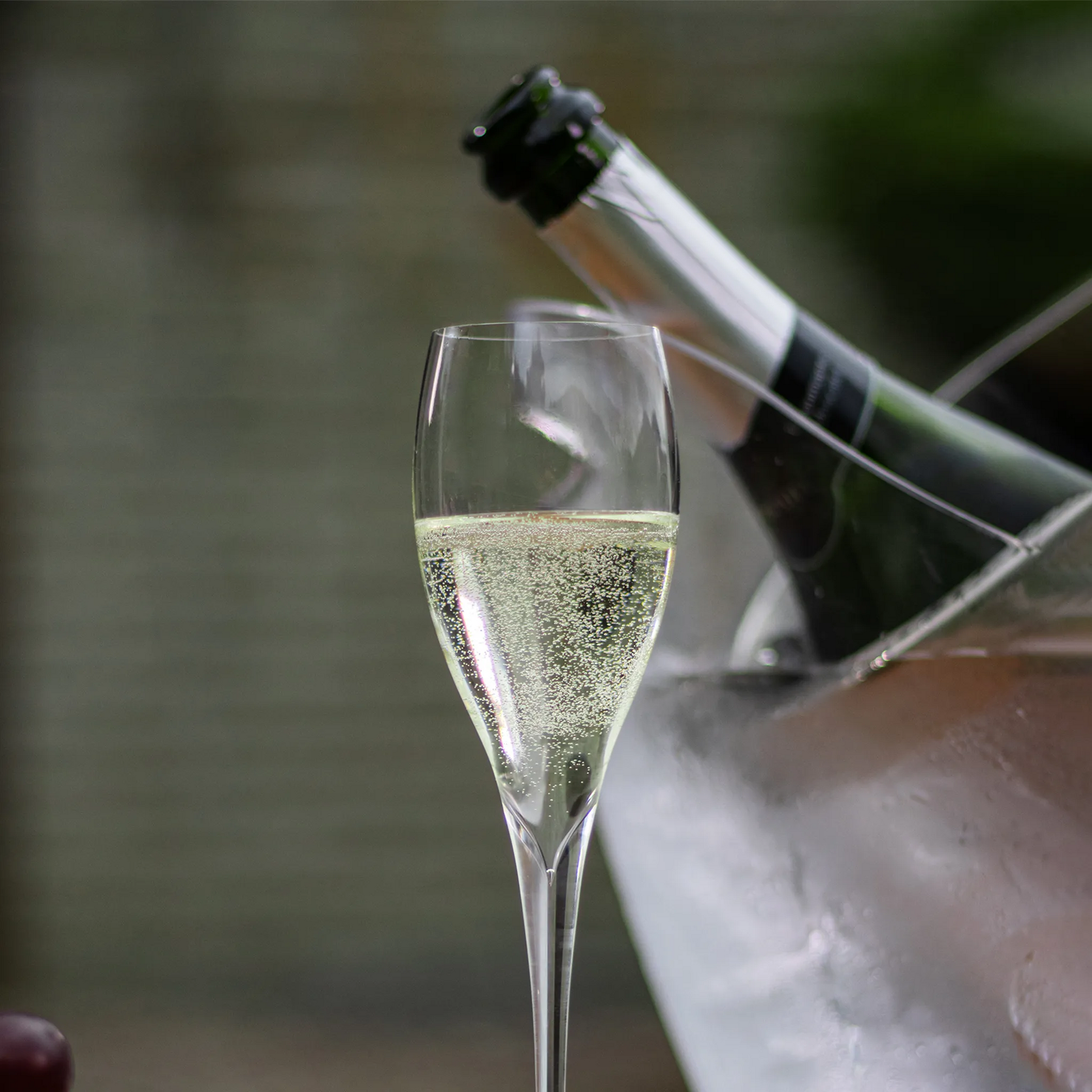 Taça Espumante Brasileiro sendo servida de espumante.