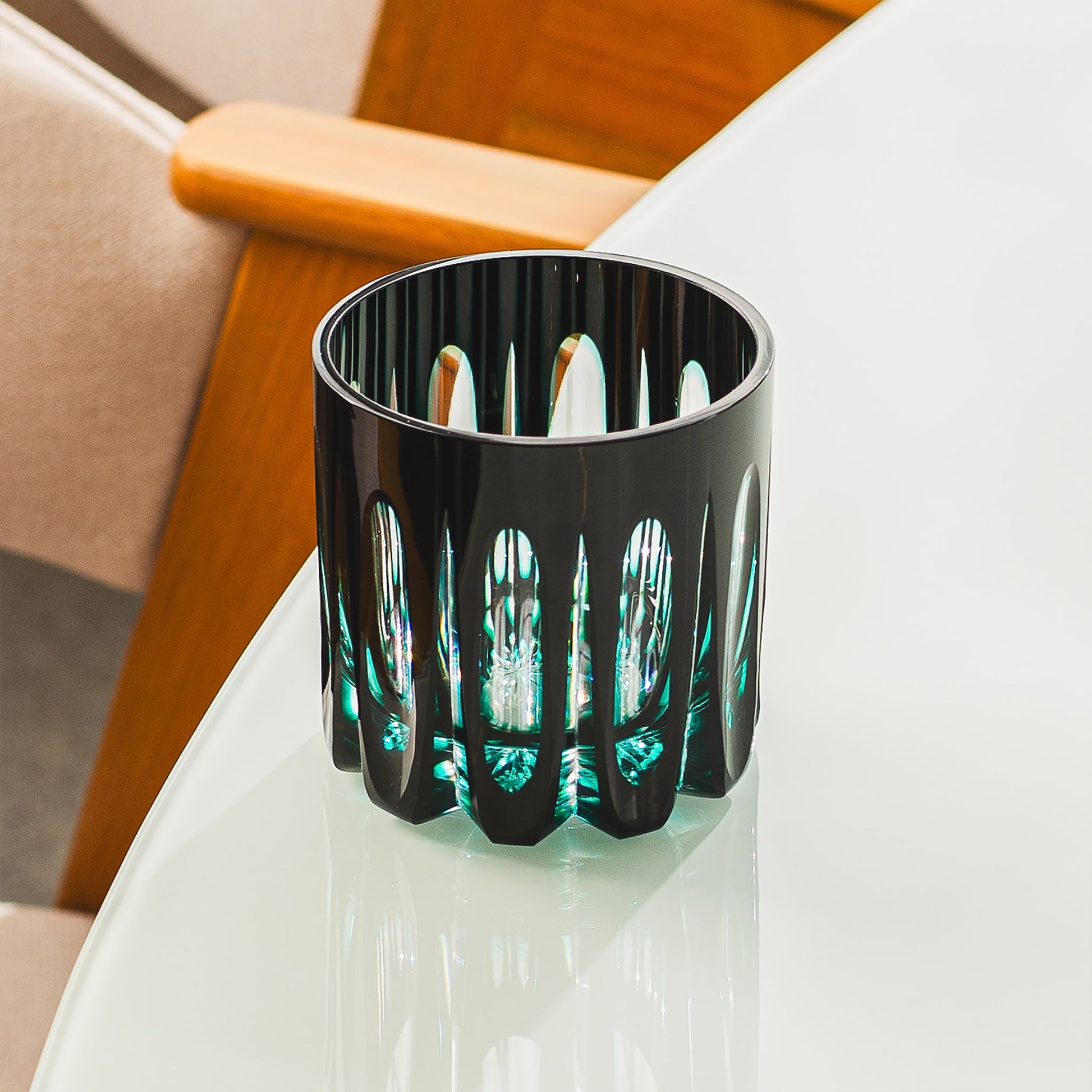 Copo On The Rocks Bicolor Orvalho em cima de uma mesa.