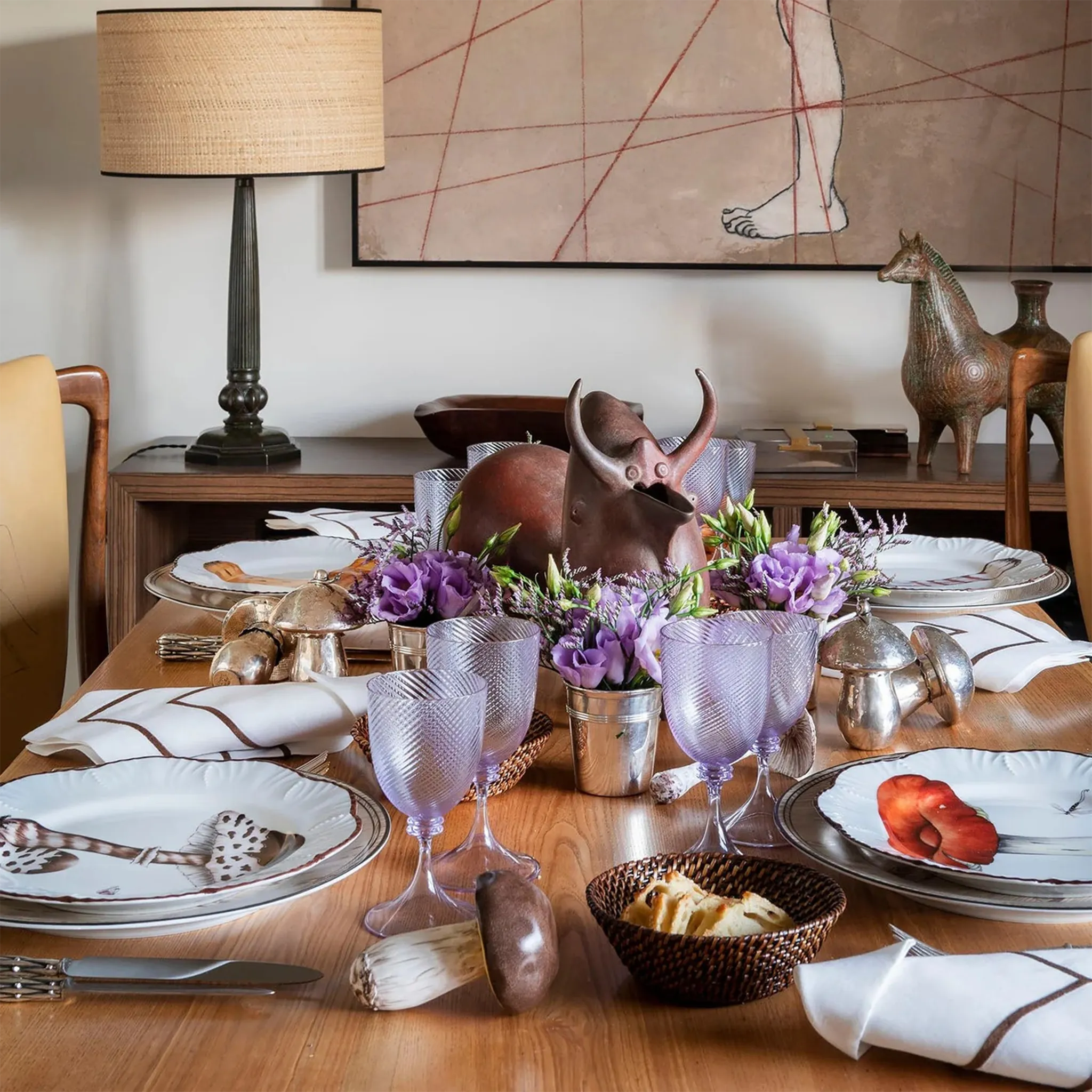 Set Prato Raso Cogumelos Pinto Paris ambientados em mesa posta de madeira, com decoração rústica ao redor.