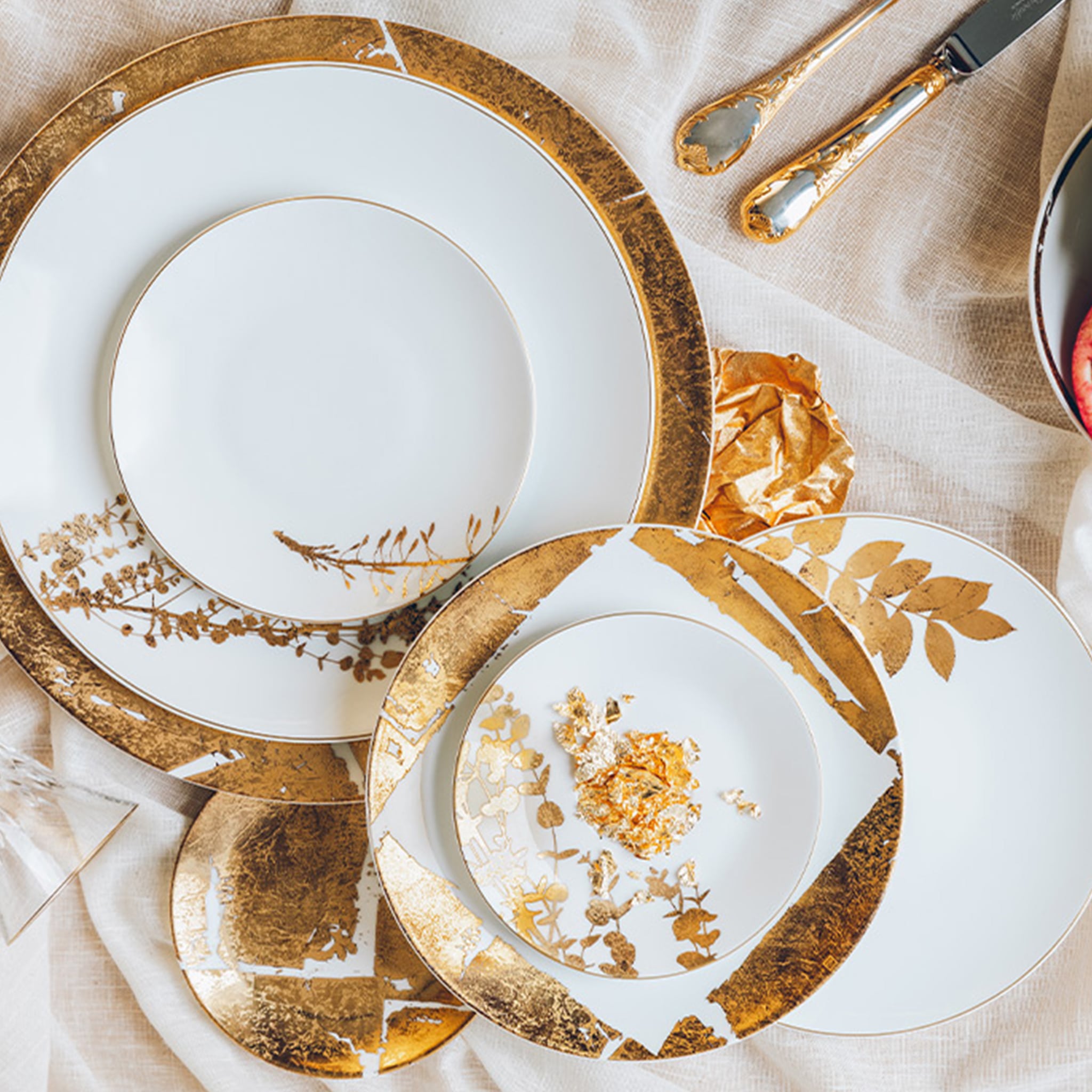 Coleção Vegetal Or ambientada em mesa.