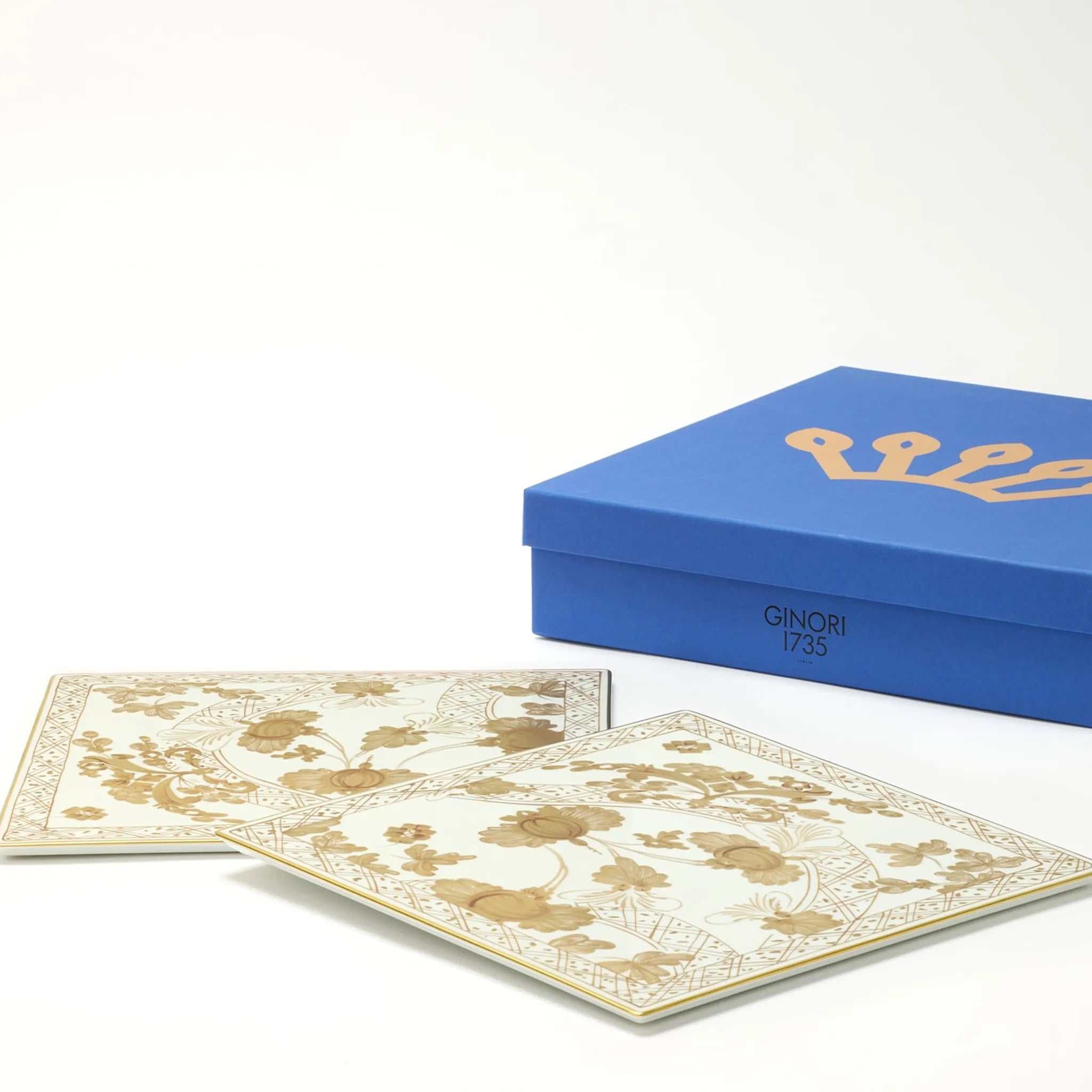 Set Sousplat Quadrado Tresori Aurum com caixa ao lado.