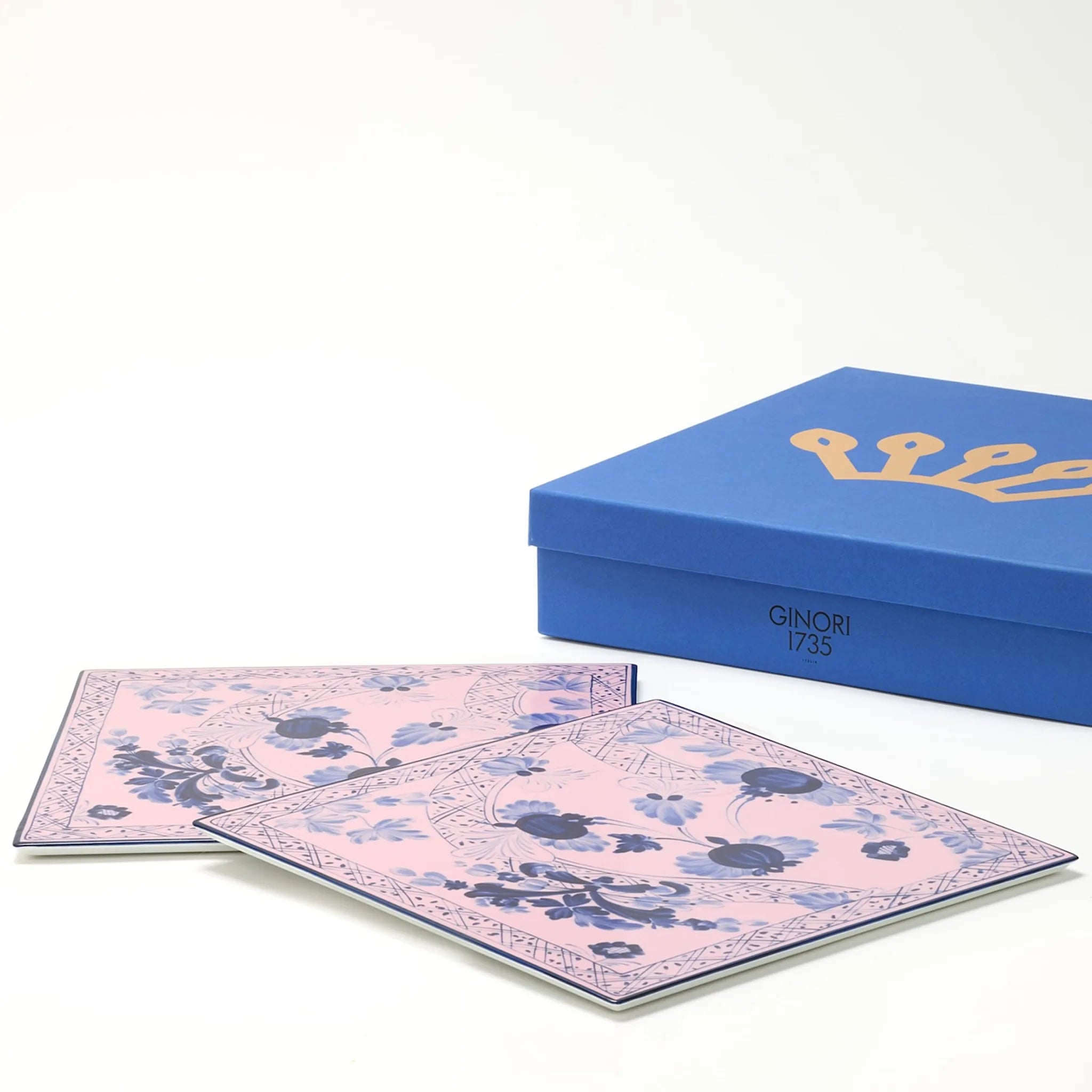 Set Sousplat Quadrado Tresori Azalea com caixa ao lado.