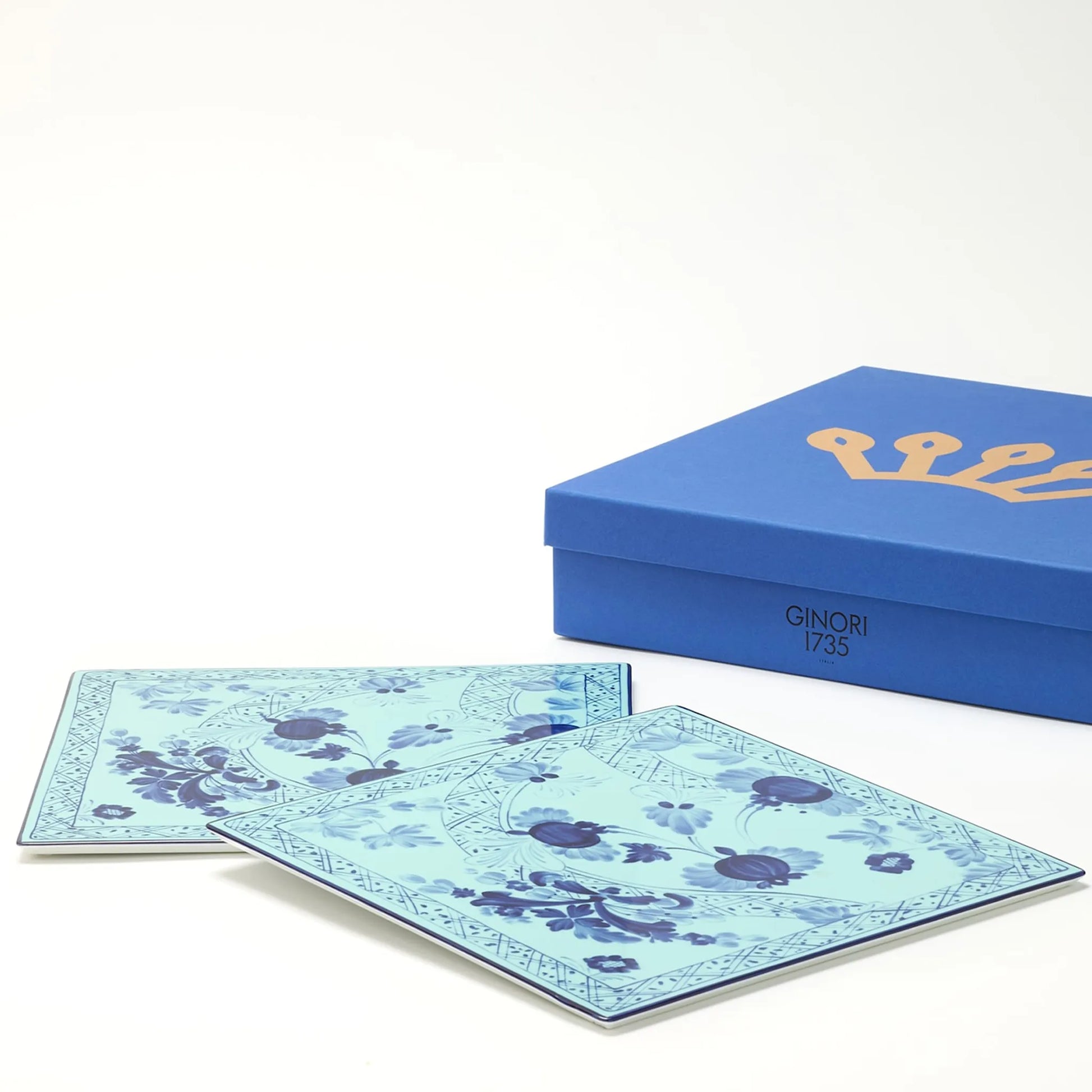 Set Sousplat Quadrado Tresori Íris com caixa ao lado.