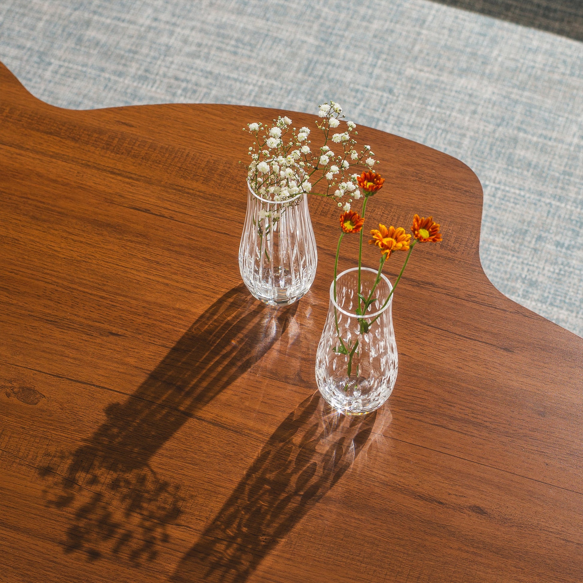 Set Vasos De Cristal em mesa de madeira.