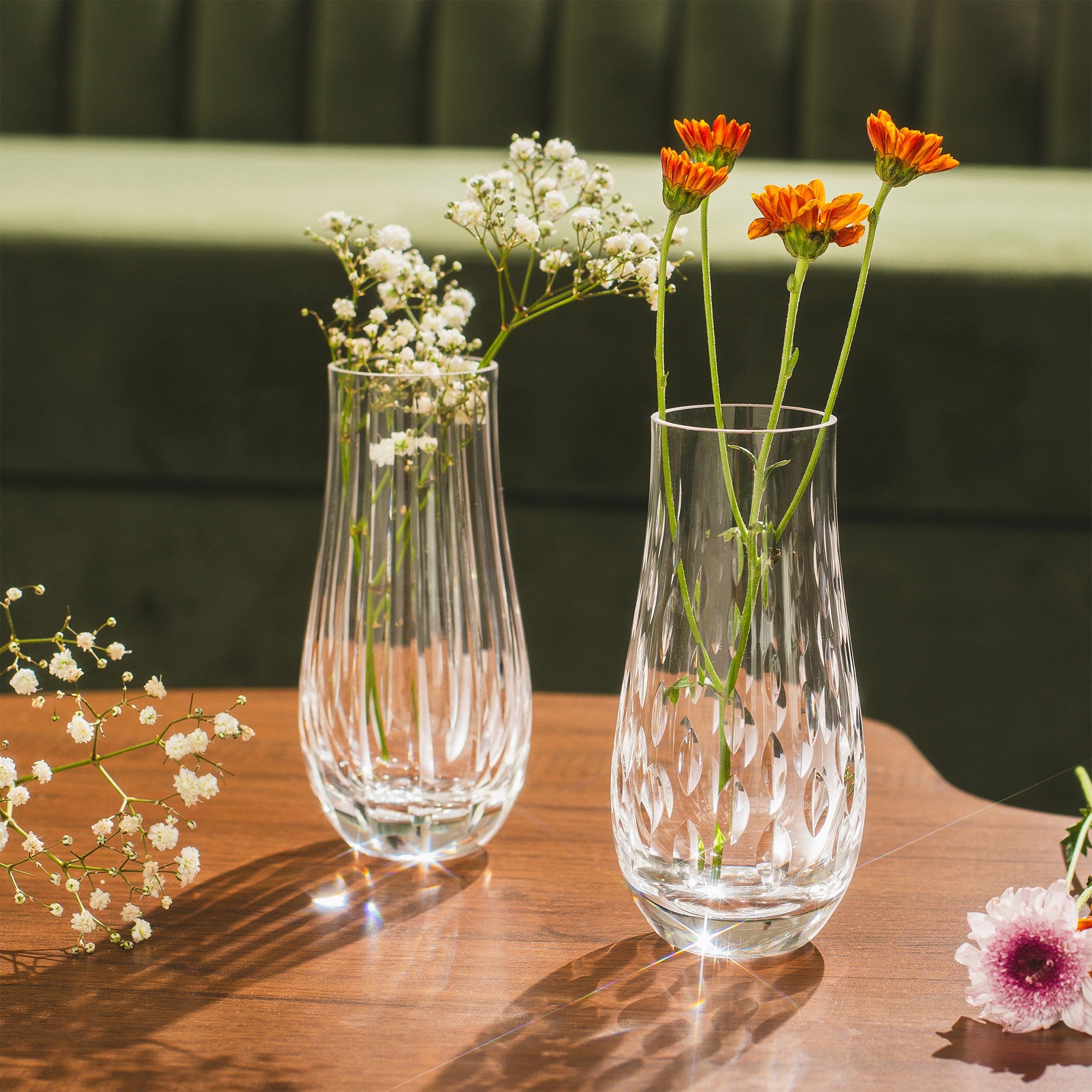 Set Vasos De Cristal ambientado com flores.