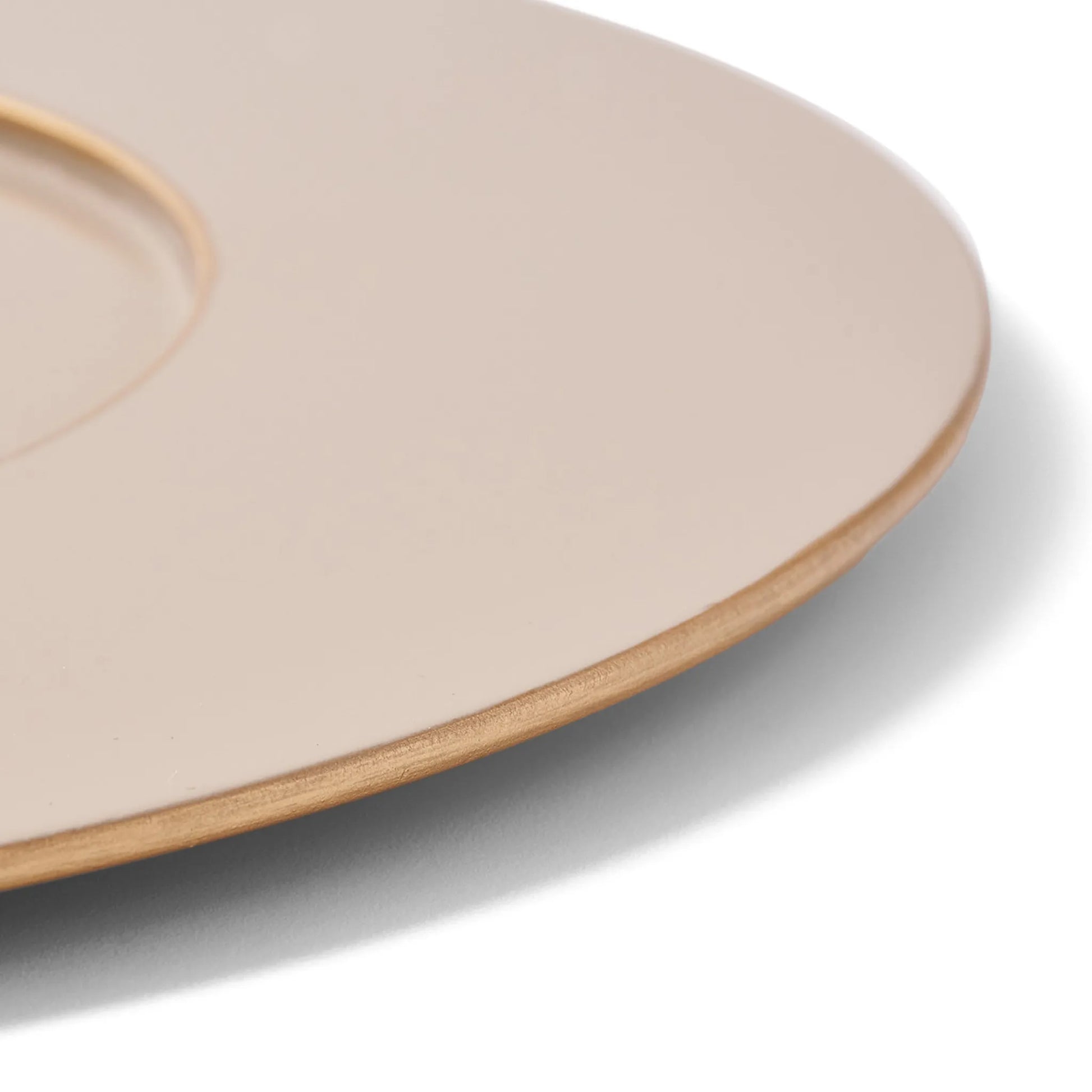 Detalhe do Sousplat Fendi.