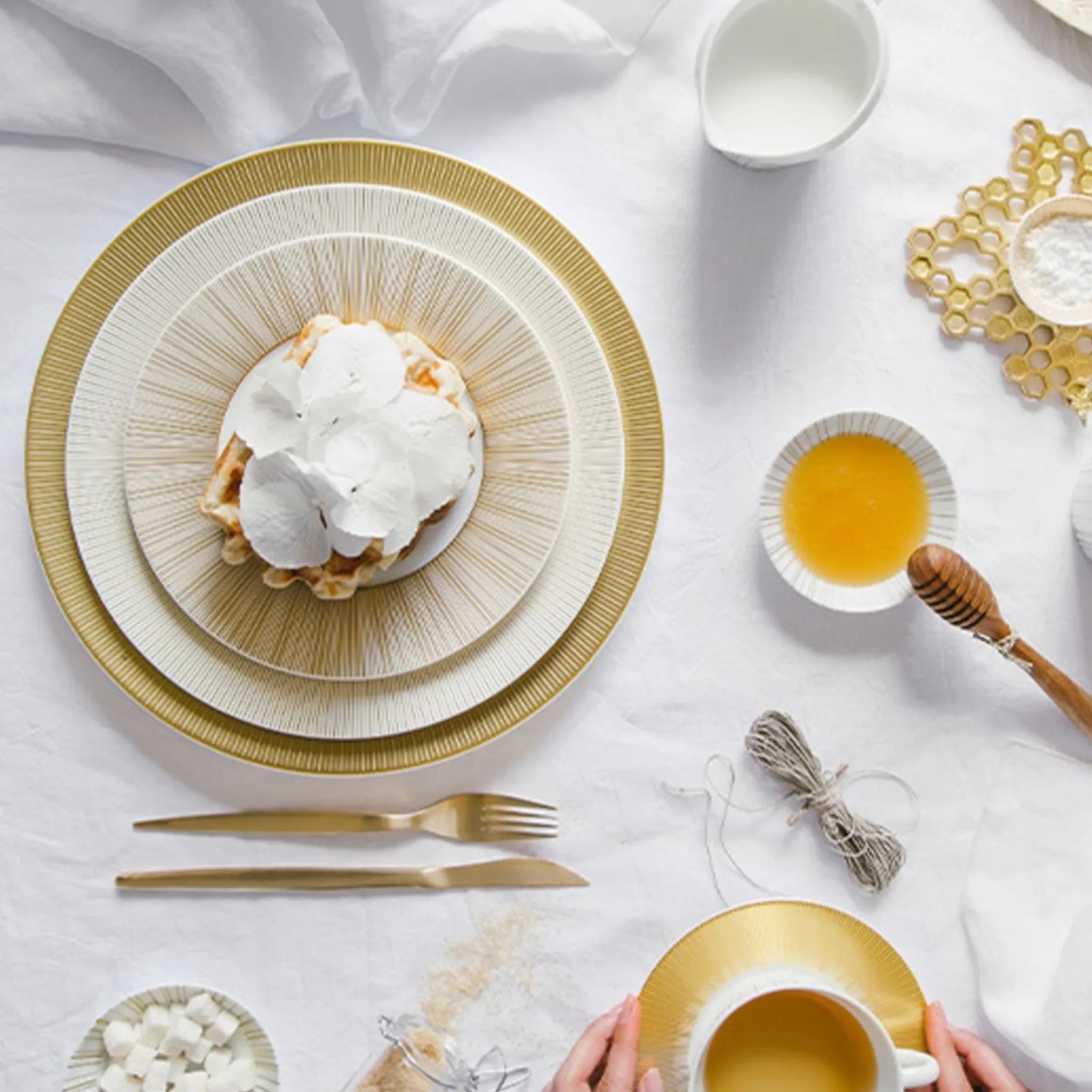 Coleção Sol ambientada em mesa sobre toalha branca.