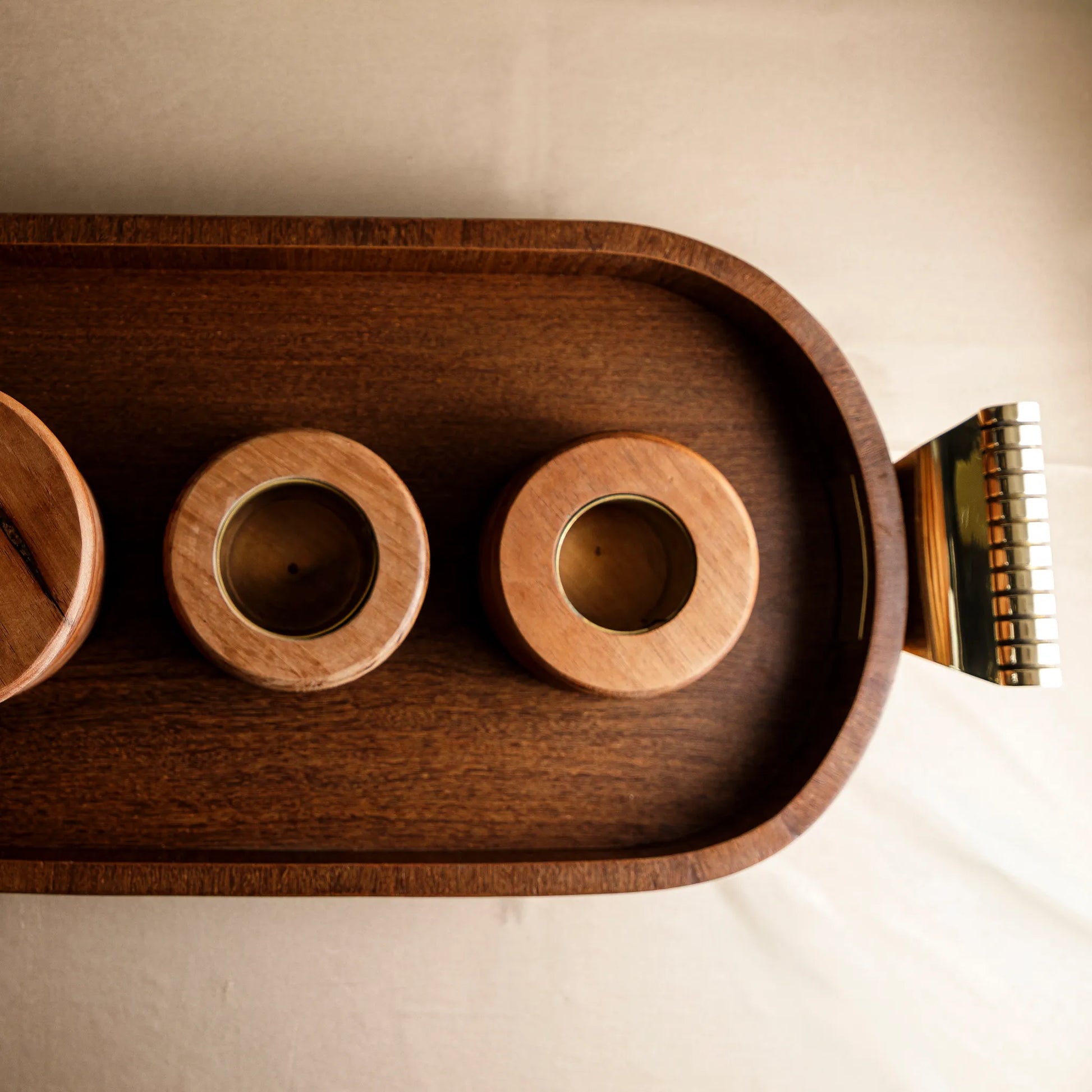 Suporte de Vinho Madeira Bravata dentro de uma bandeja da mesma coleção, vista de cima.