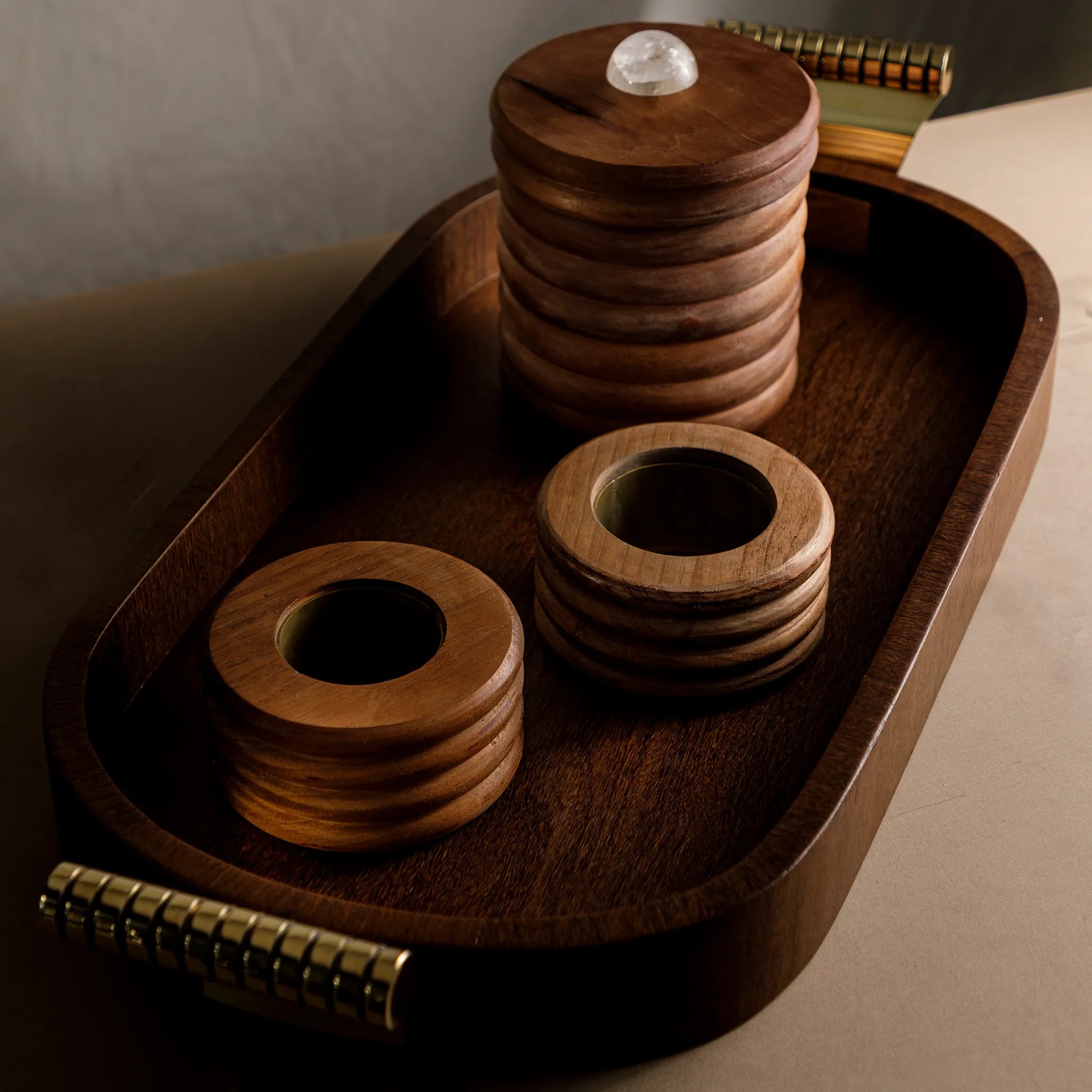 Suporte de Vinho Madeira Bravata dentro de uma bandeja da mesma coleção.