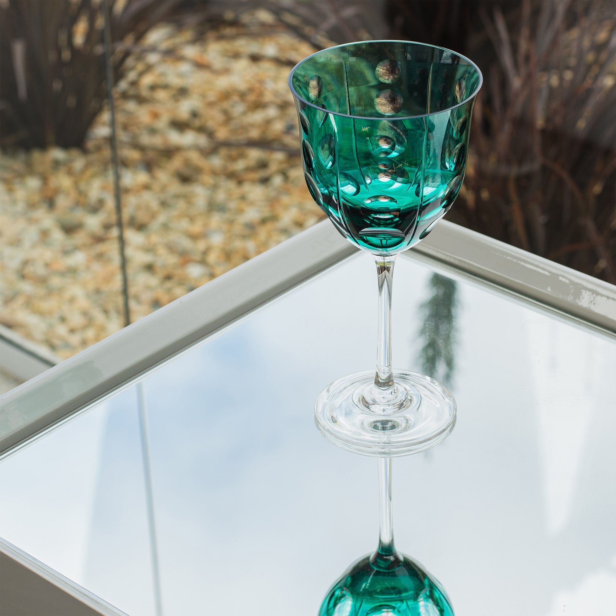 Taça Água Bruxelas Orvalho em cima de mesa de espelho.