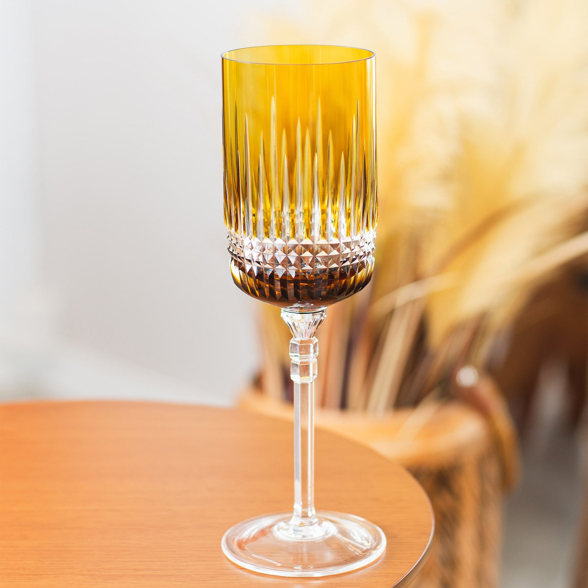 Taça Água Harmonia Sépia ambientada em mesa de madeira.