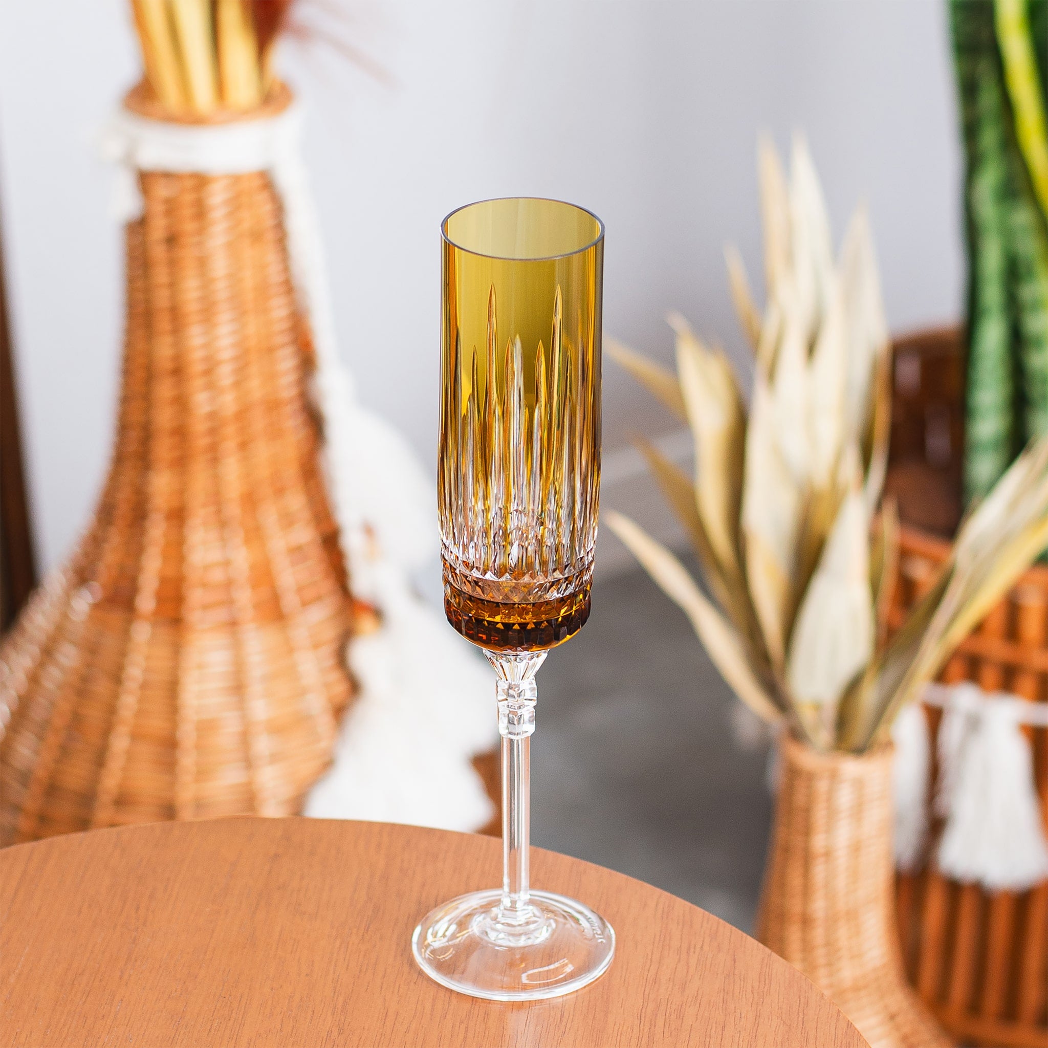 Taça Champanhe Harmonia Sépia em mesa de madeira.