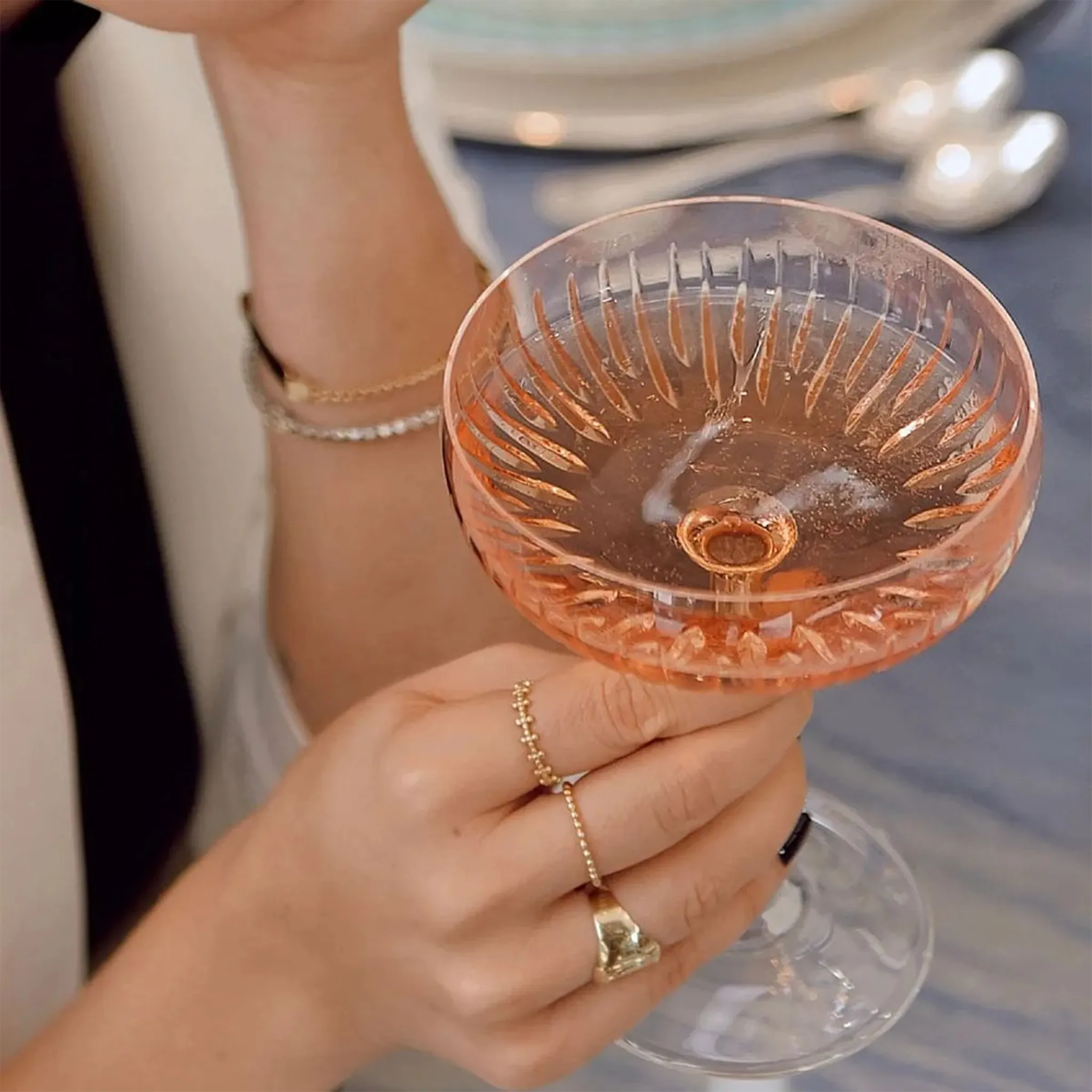 Mulher segurando a Taça Maria Antonieta Veneza.