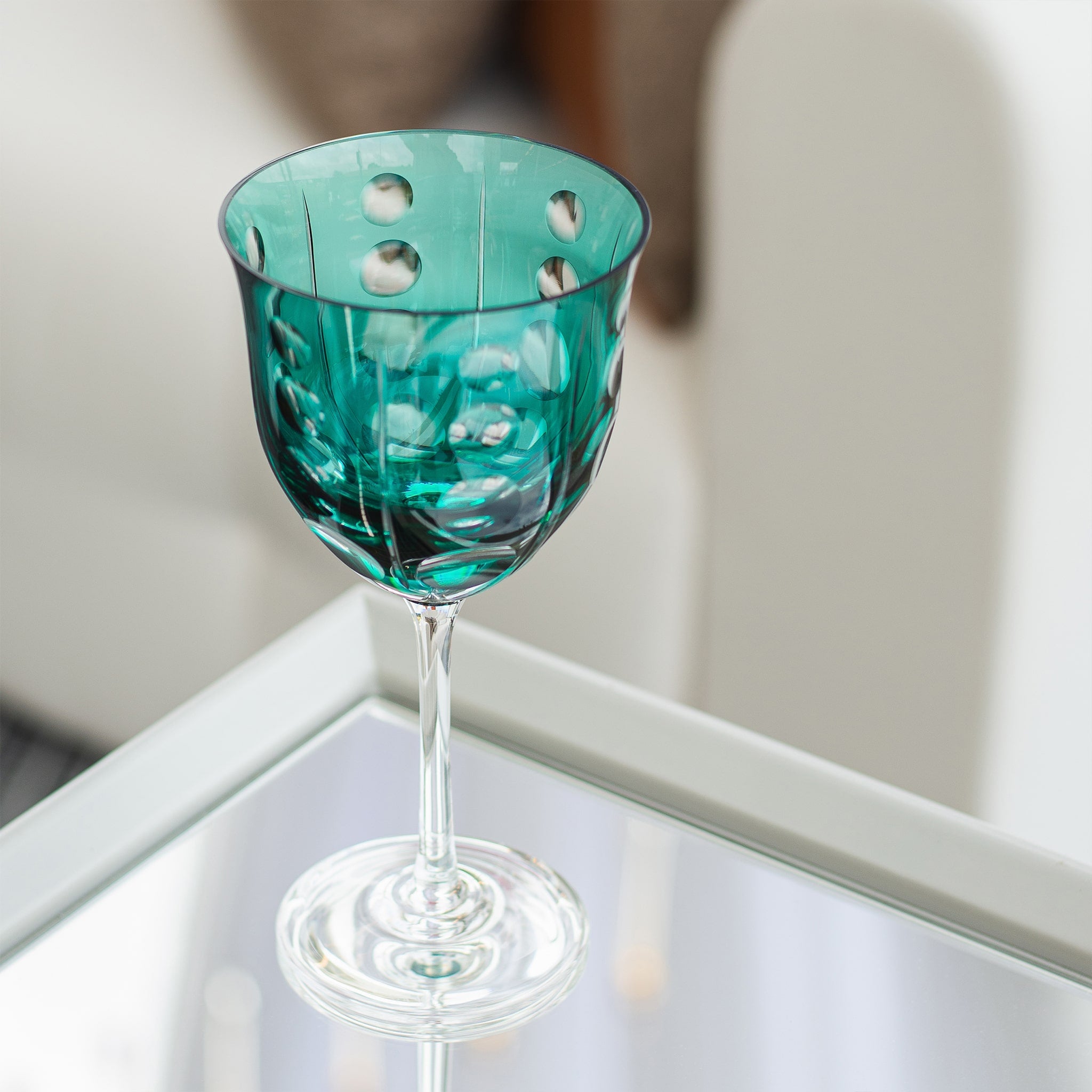 Taça Vinho Bruxelas Orvalho em mesa de espelho.