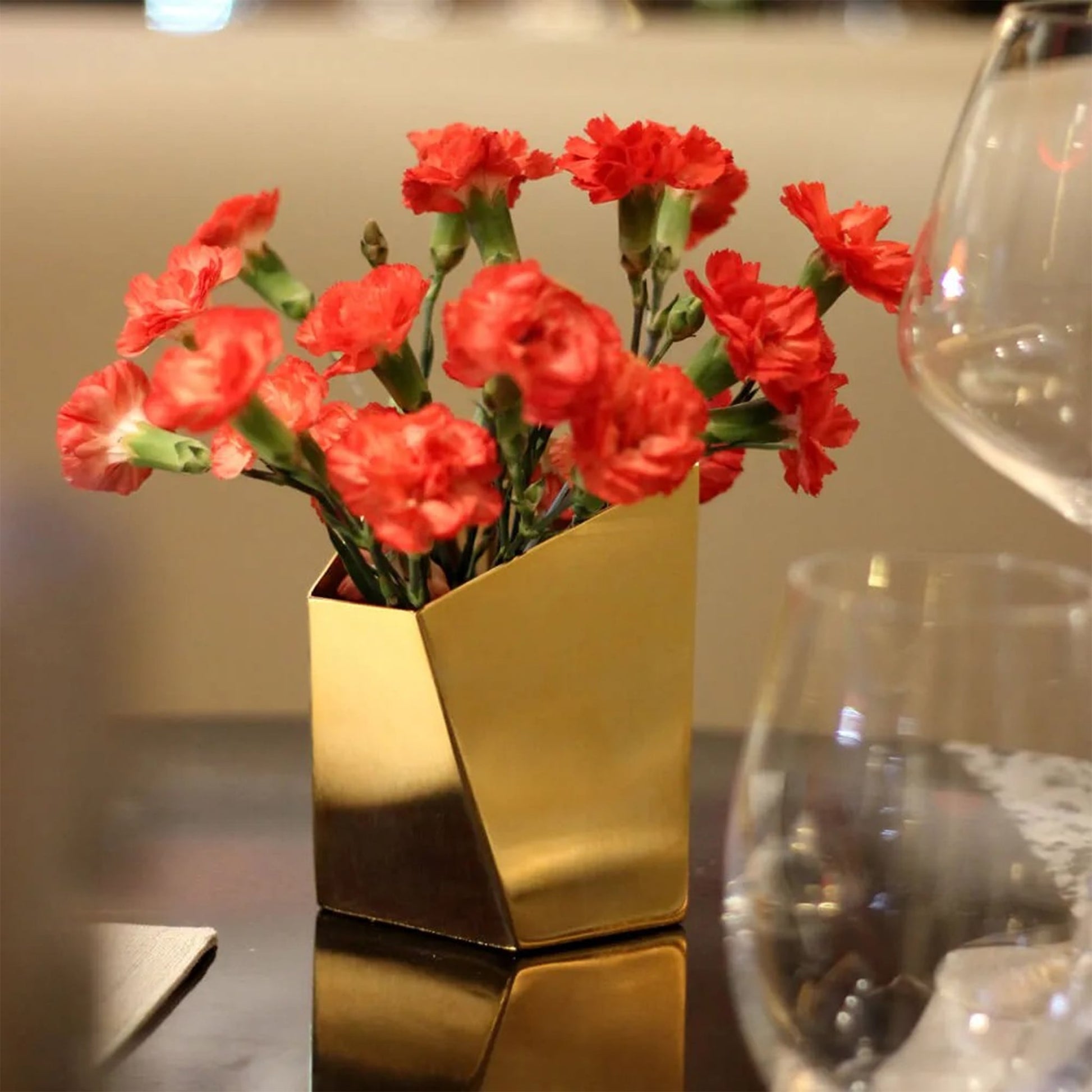 Vaso Baixo Inclinado Origami ambientado com flores.