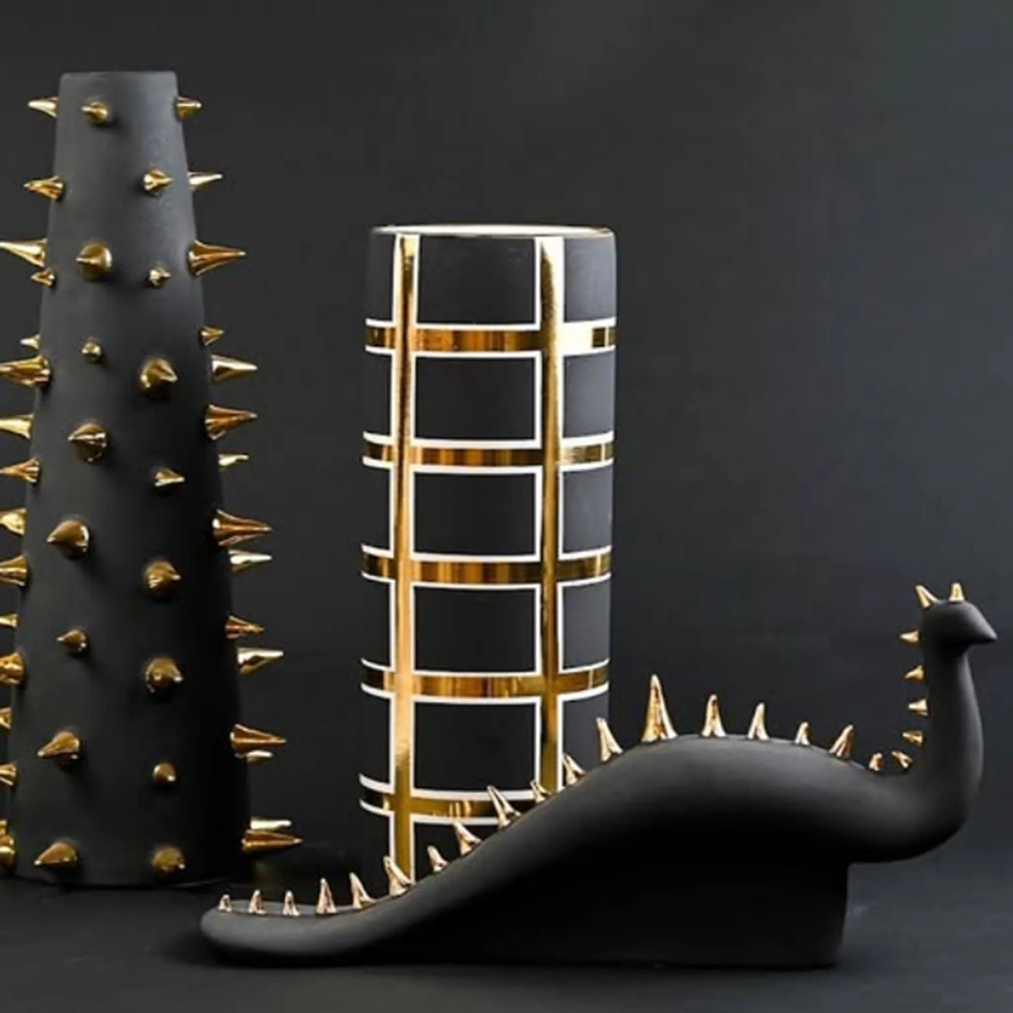 Vaso Cilindro Grid Cinza e Dourado ambientado com outros elementos.