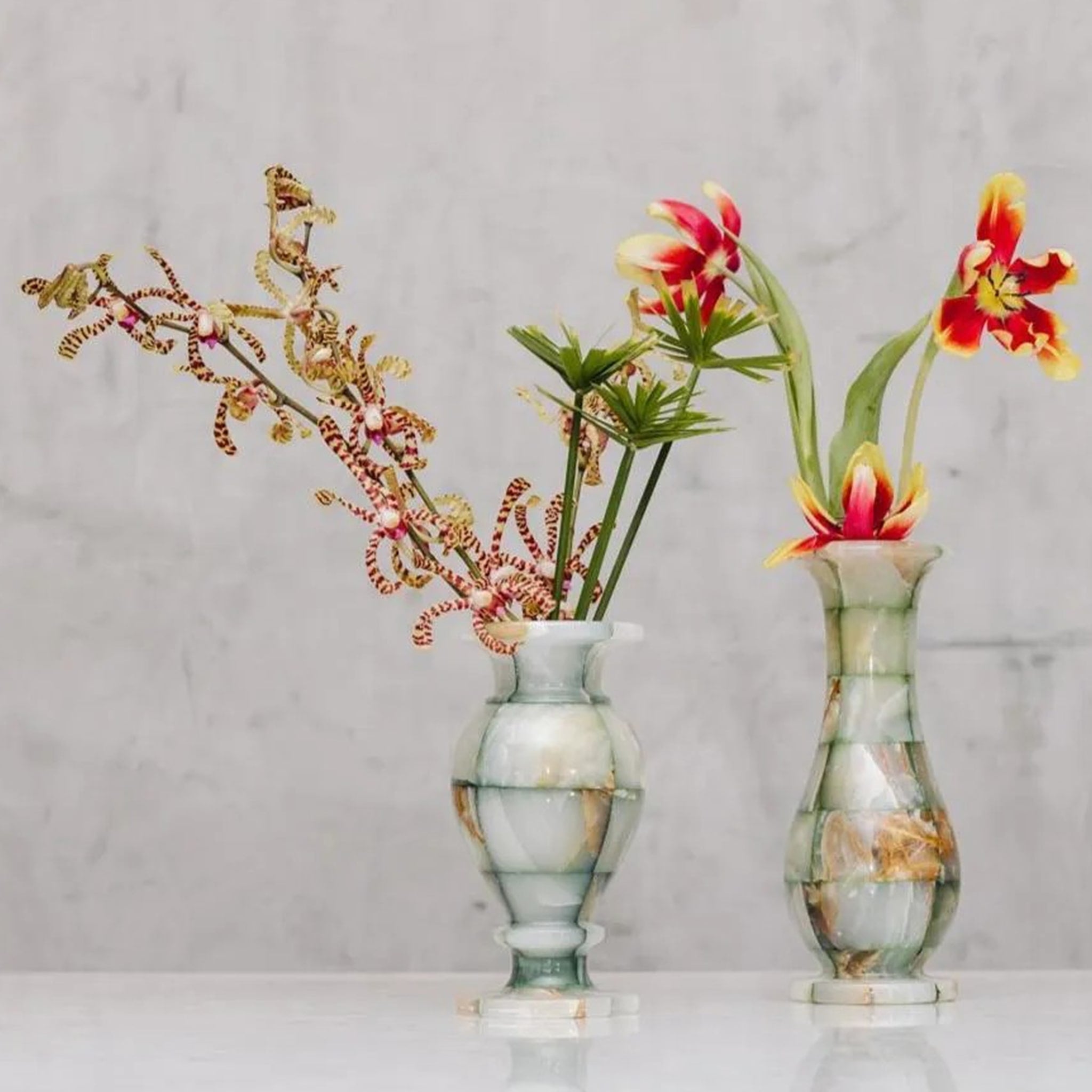 Coleção Vaso Ônix Quadriculado Verde ambientado com flores.