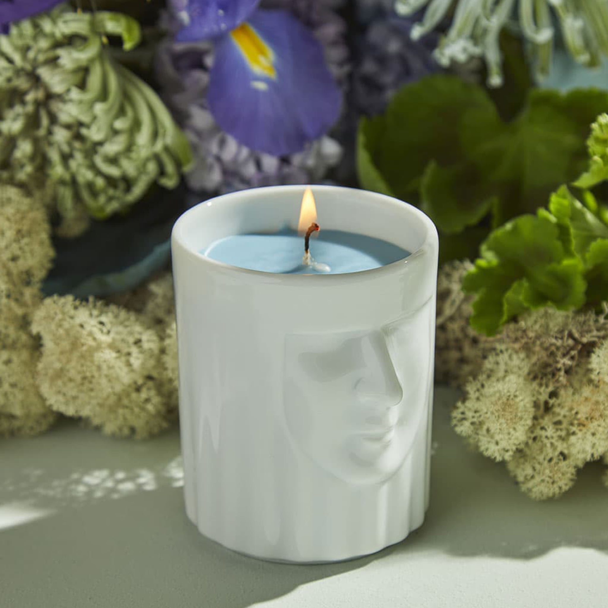 Vela La Dama Musk Road Ginori 1735 345gr ambientada com flores.