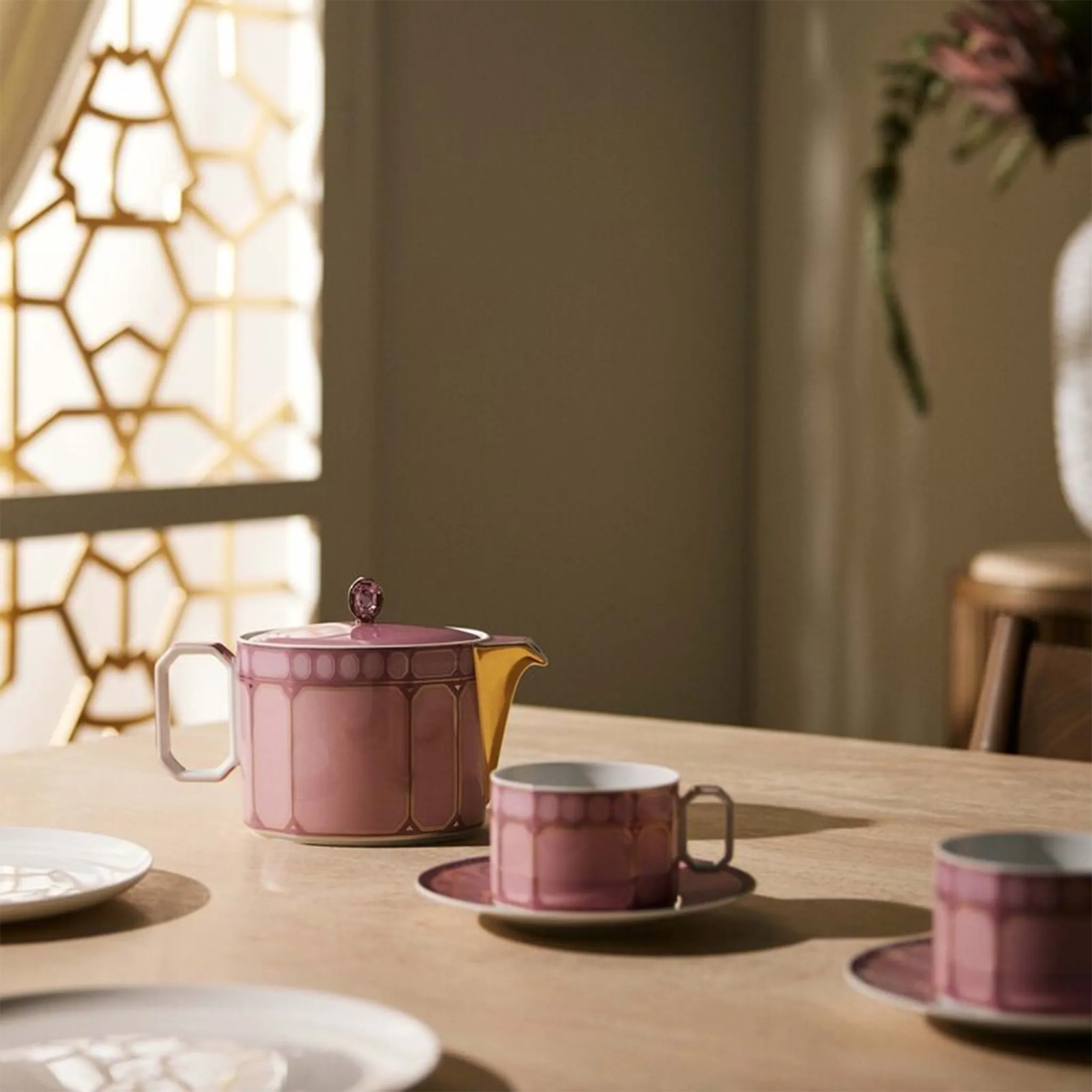 Conjunto de chá Swarovski Rosa em cima de mesa de madeira.