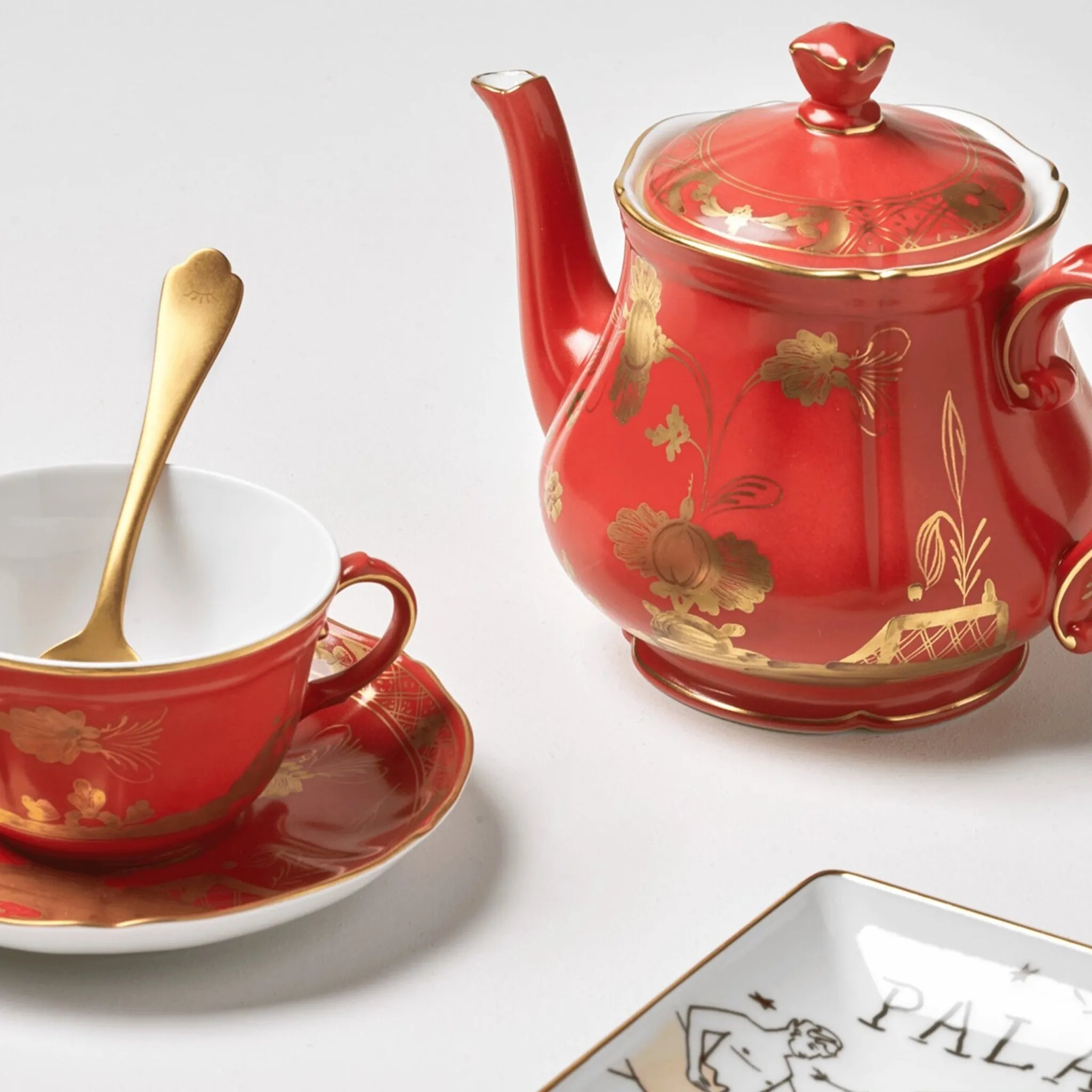 Xícara de Chá Oriente Italiano Rubrum ambientada com o bule Rubrum.