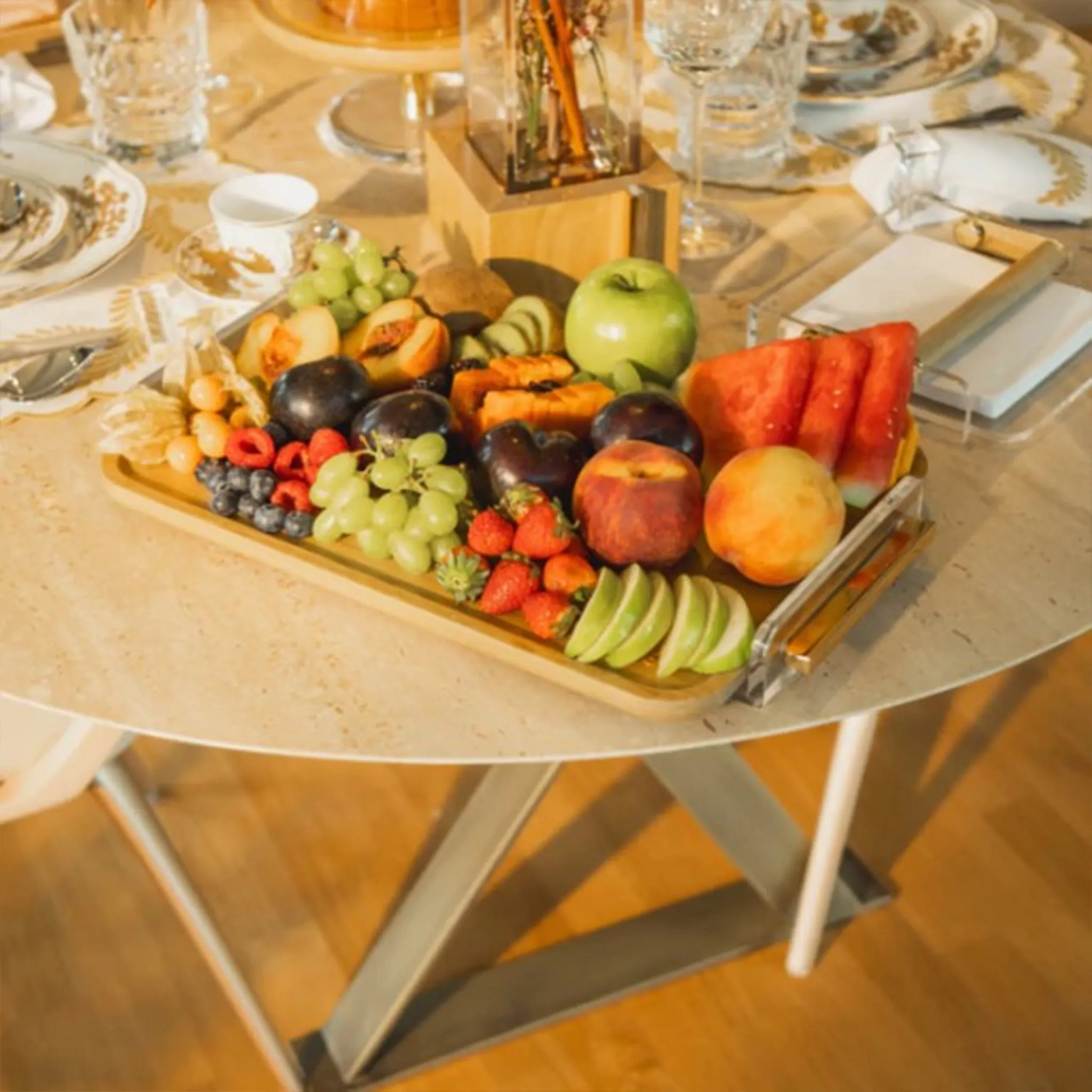 Bandeja Tauari Alenya ambientada em mesa com frutas em cima.