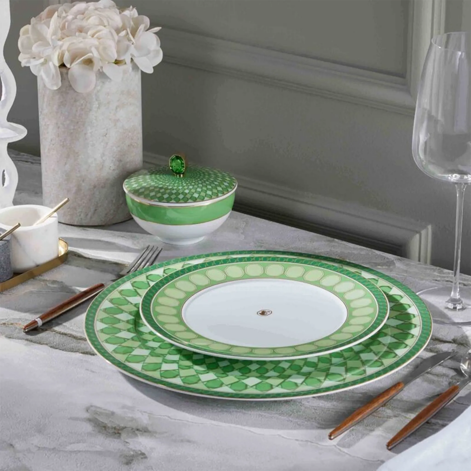Mesa posta com o Prato Sobremesa Swarovski Verde.