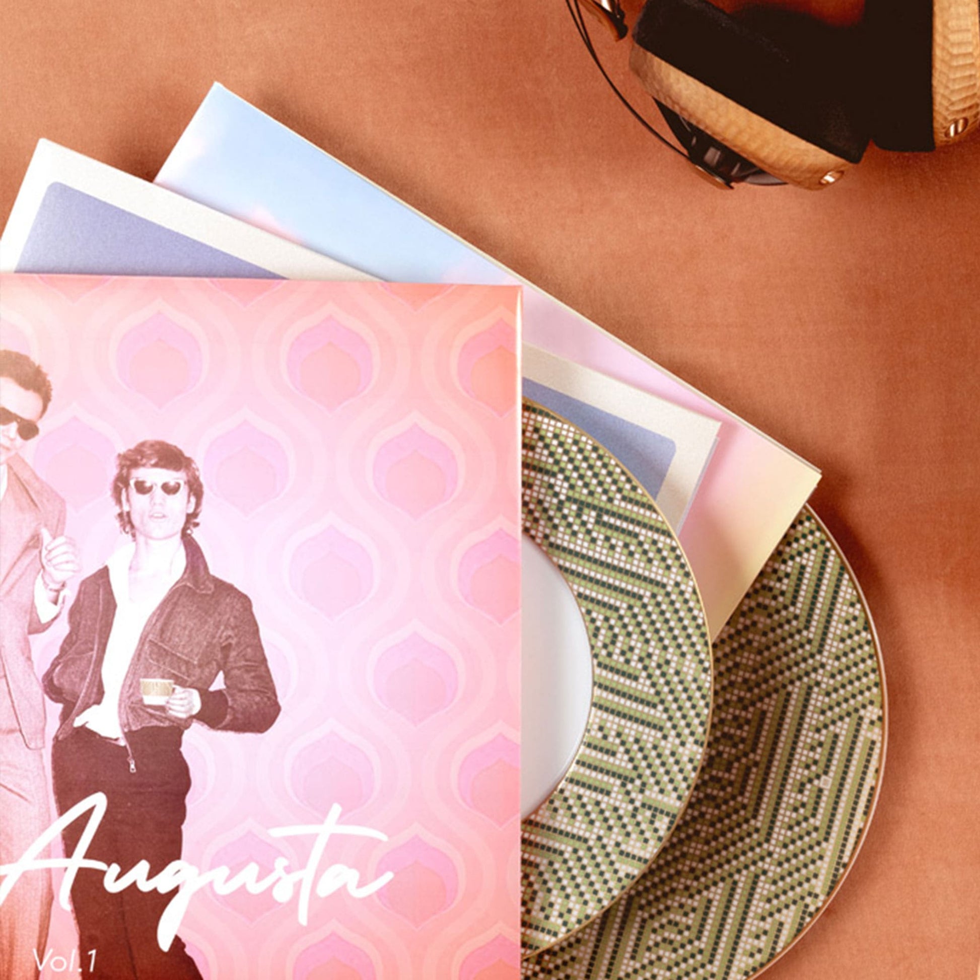 Cena ambientada com o Prato Fundo Augusta e discos.