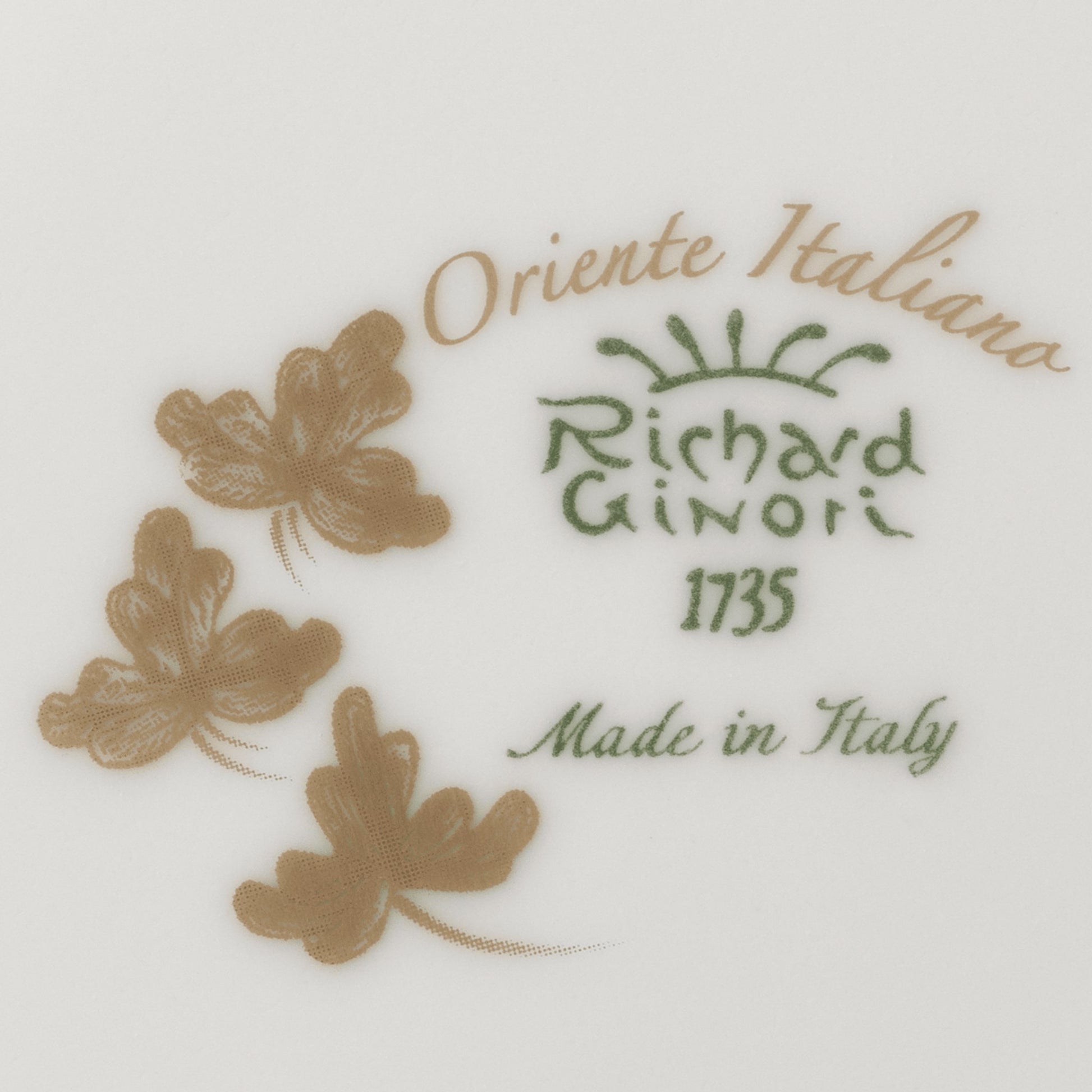 Detalhe do verso do Prato Massa Oriente Italiano Rubrum.