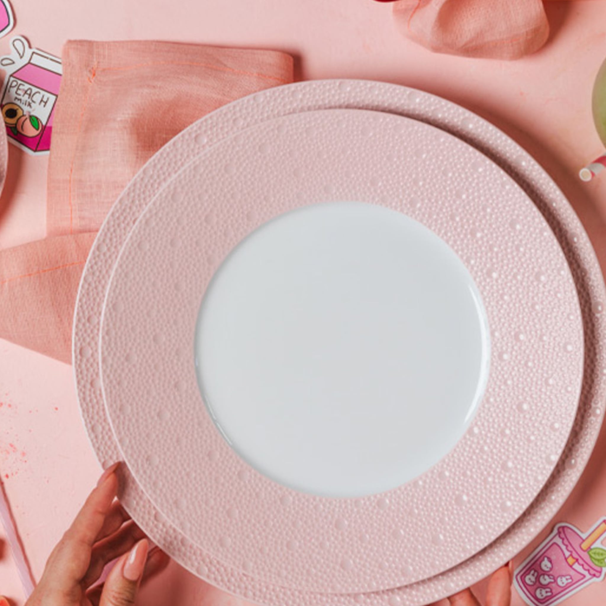 Prato Raso Ecume Rosa ambientado em mesa com adereços rosas.
