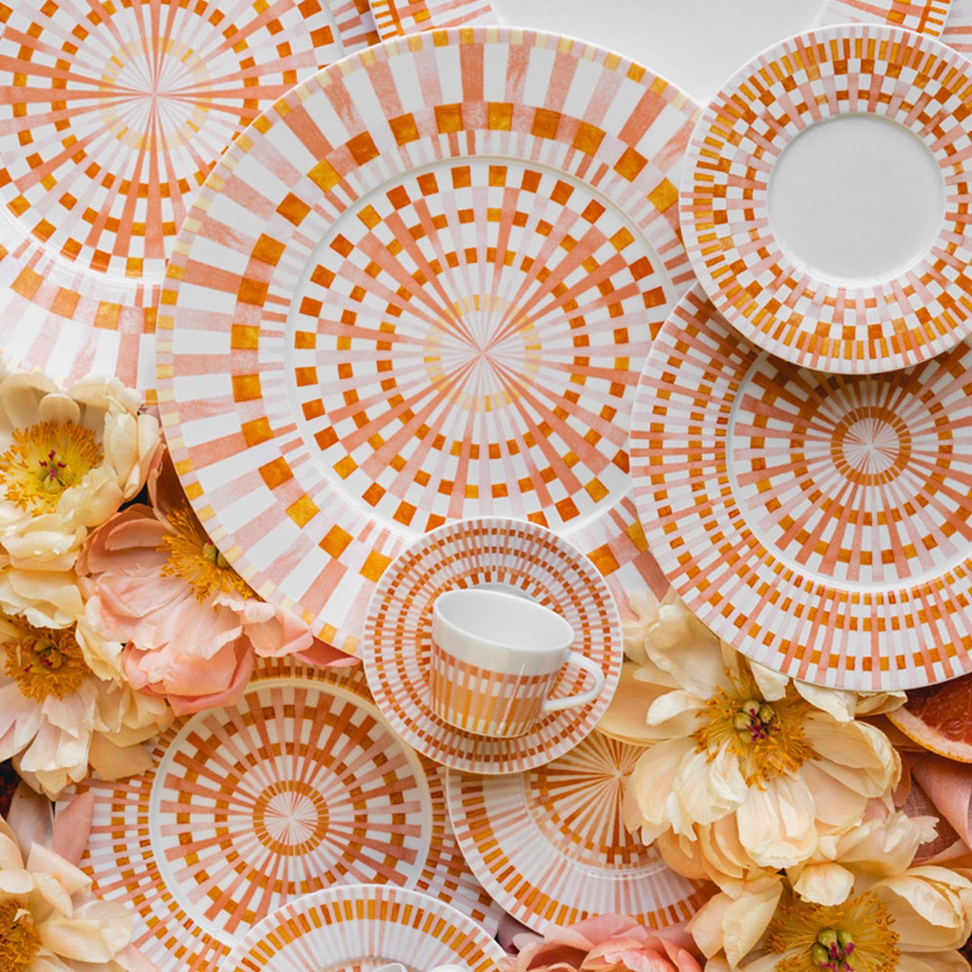 Coleção Terra Rosa em mesa com flores.