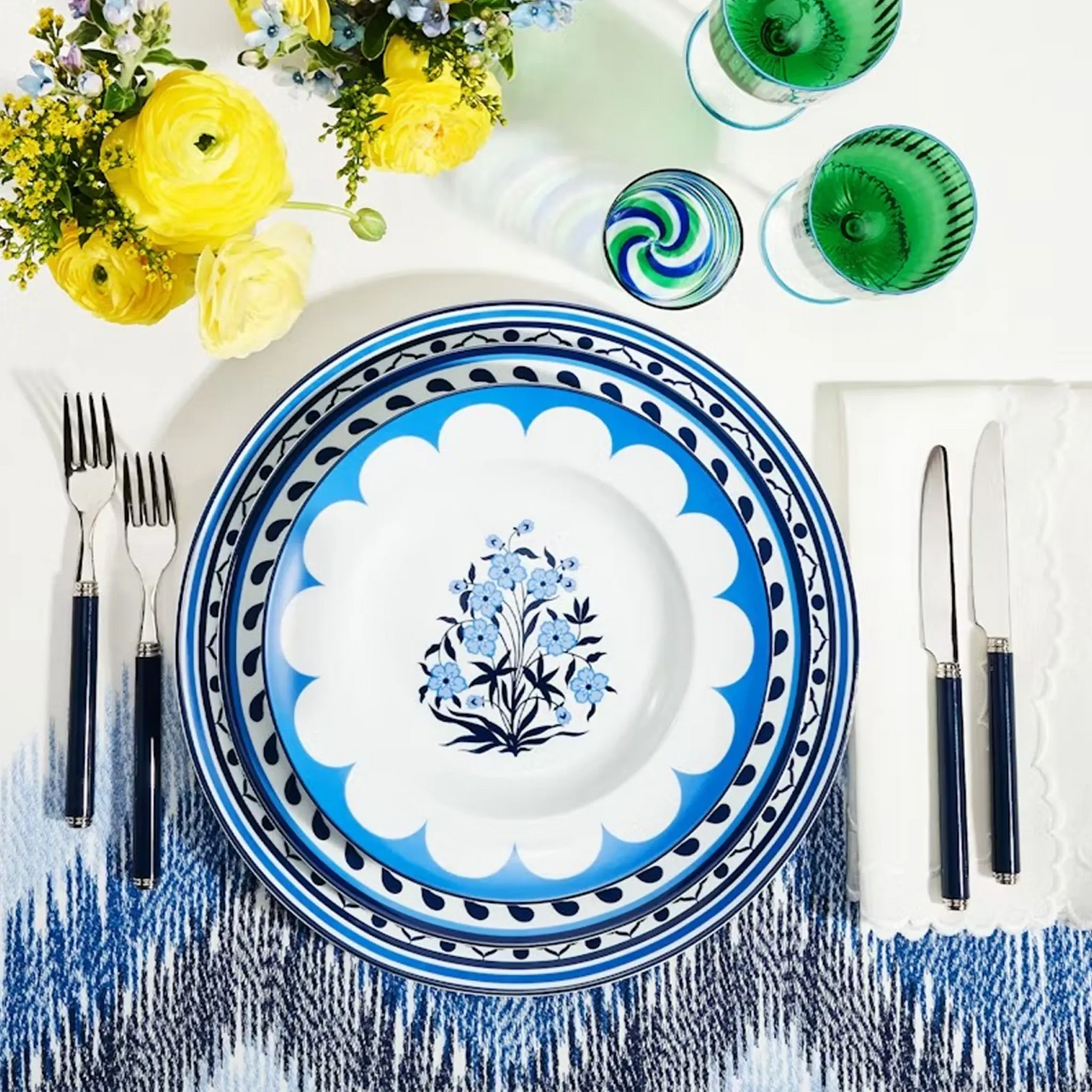 Set 2 Pratos Fundo Jaipur Azul Aquazzura ambientado em mesa, sobre toalha de mesa bordada e outros utensílios domésticos.