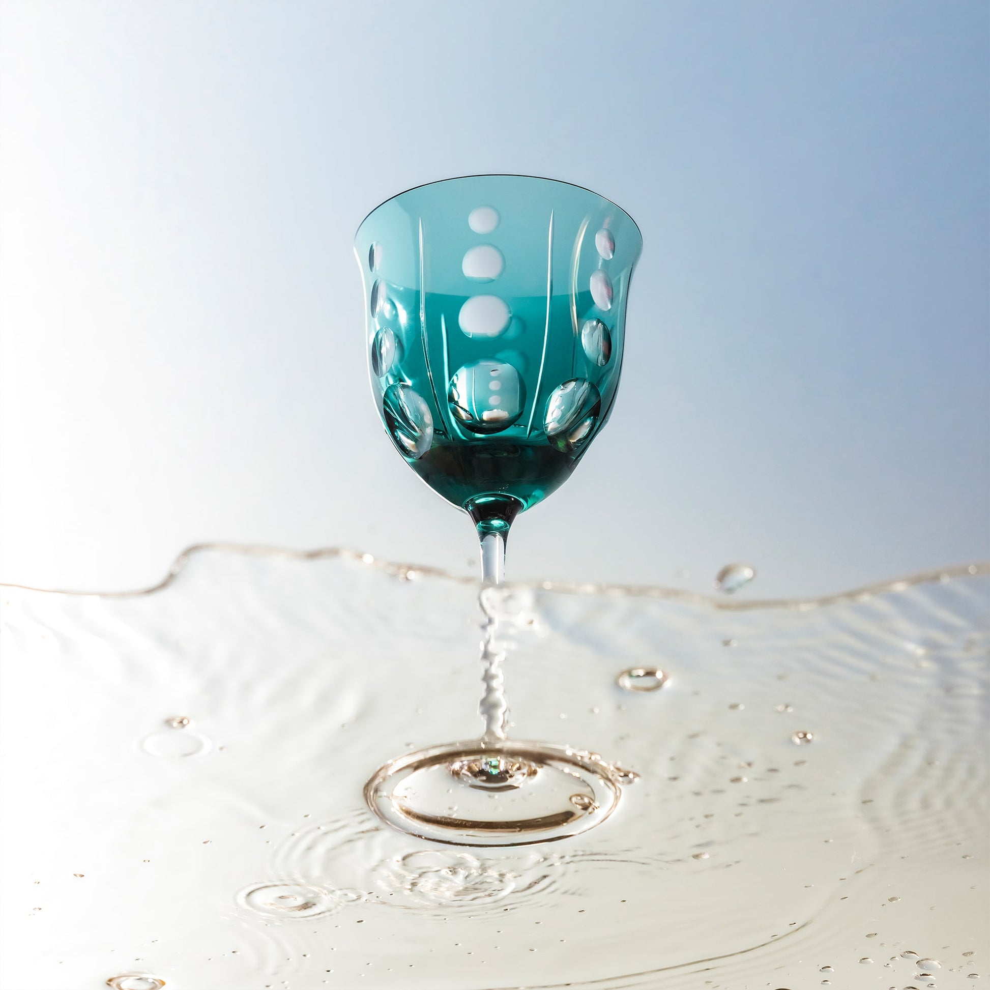 Taça Vinho Bruxelas Orvalho com água ao redor.