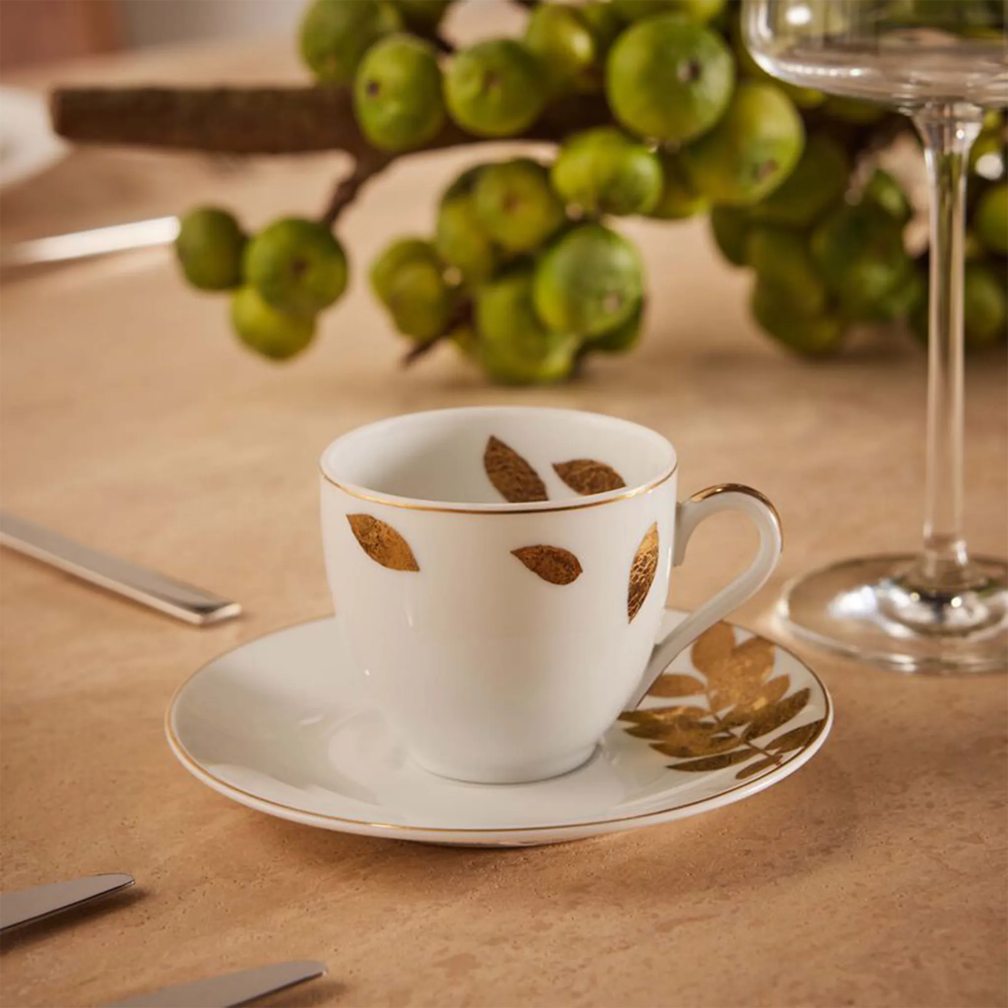 Xícara de Café Vegetal Or ambientada em mesa de madeira.